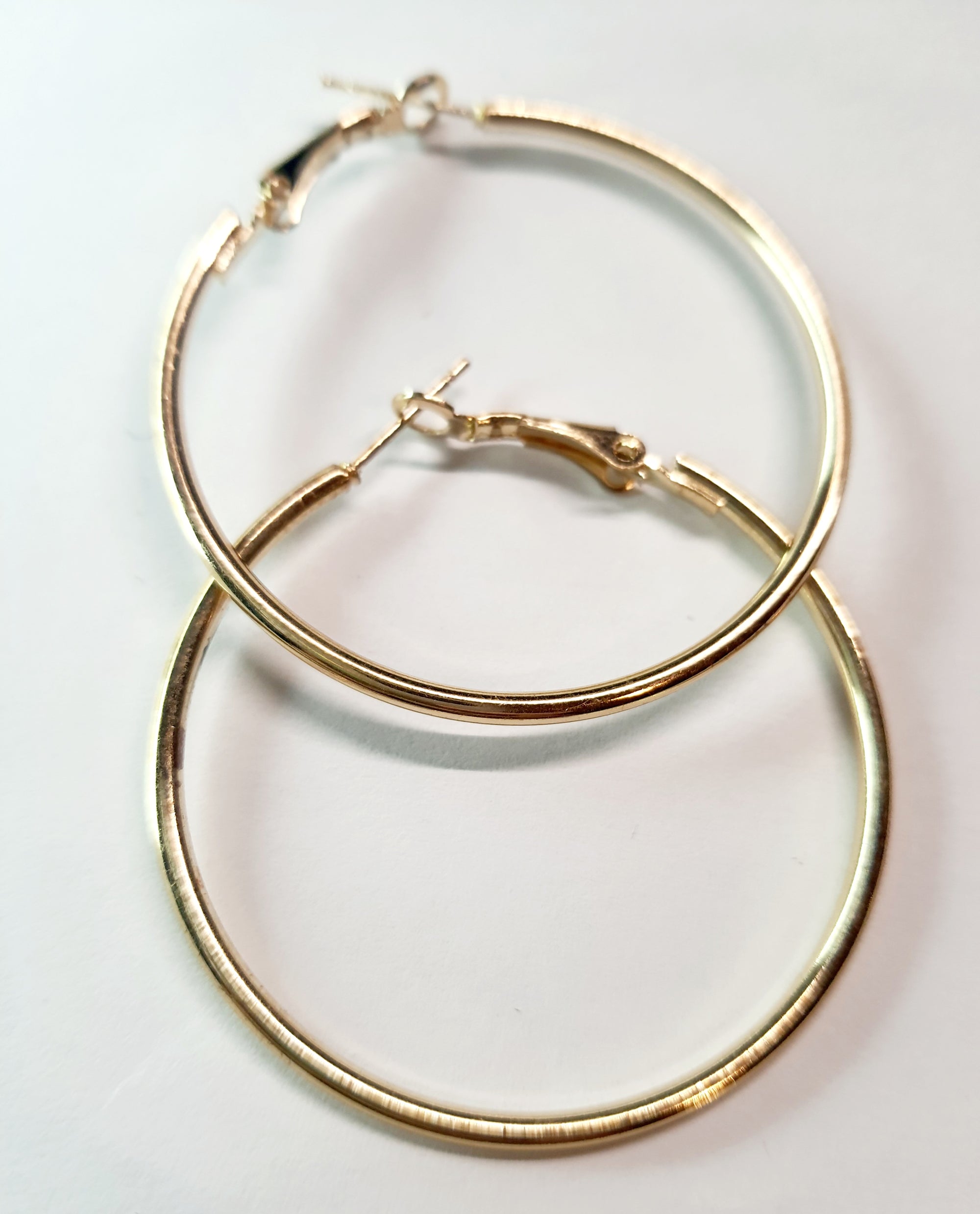 Gold twisted earrings 1.8 cm – a delicate form with character