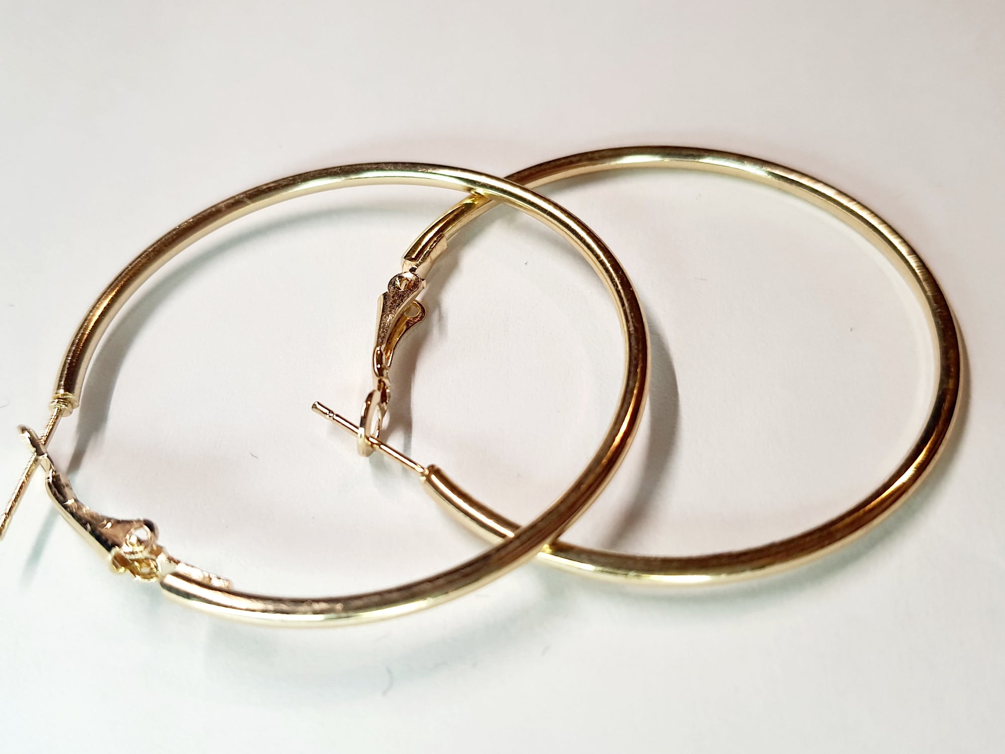 Gold twisted earrings 1.8 cm – a delicate form with character