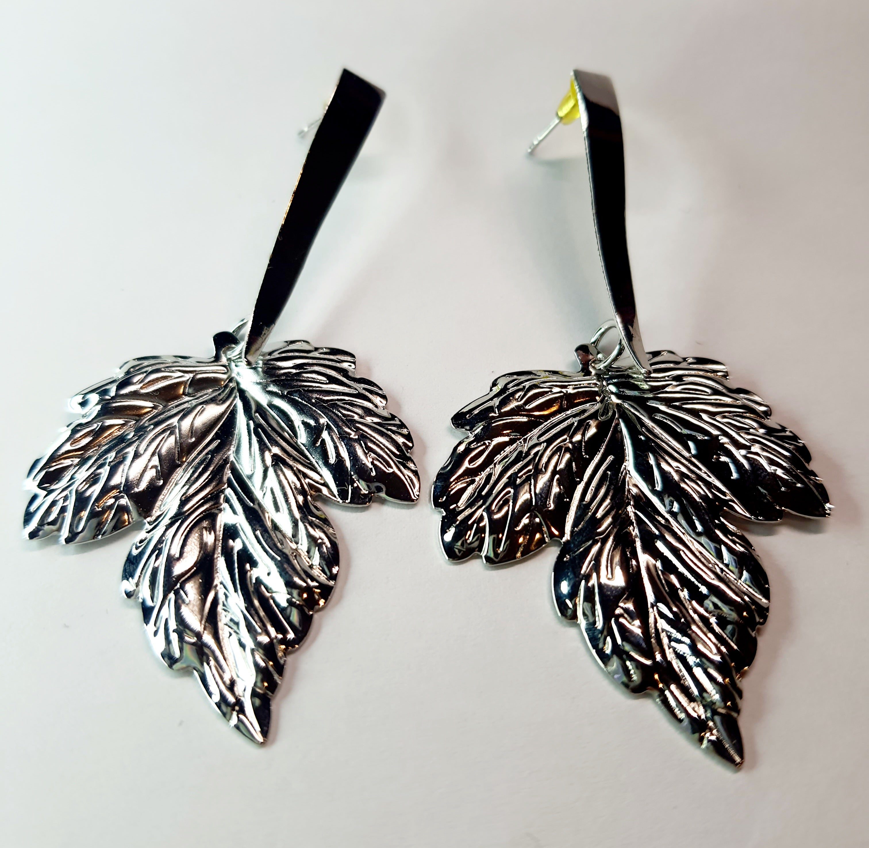 Kolczyki liście w kolorze srebrnym, długość 8 cm, stal chirurgiczna, stal nierdzewna, wodoodporne, hipoalergiczne, jakość premium, RougeBizu.