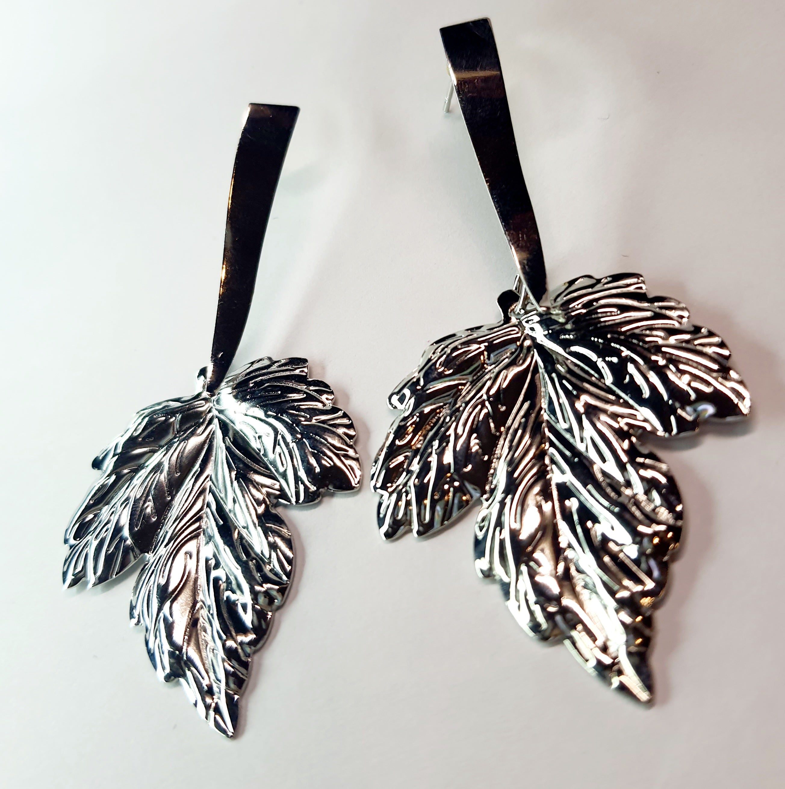 Kolczyki liście w kolorze srebrnym, długość 8 cm, stal chirurgiczna, stal nierdzewna, wodoodporne, hipoalergiczne, jakość premium, RougeBizu.