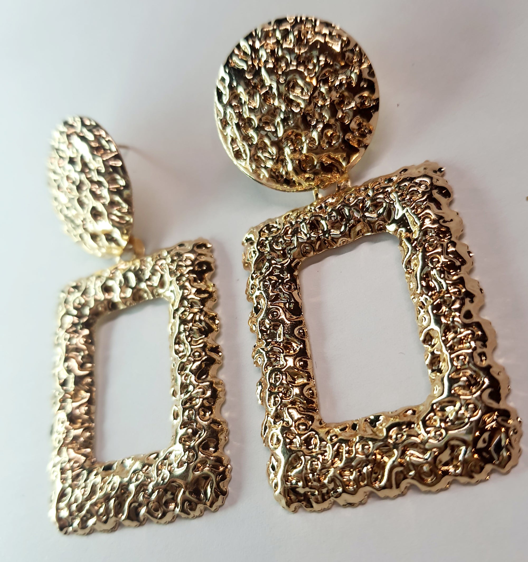 Gold twisted earrings 1.8 cm – a delicate form with character