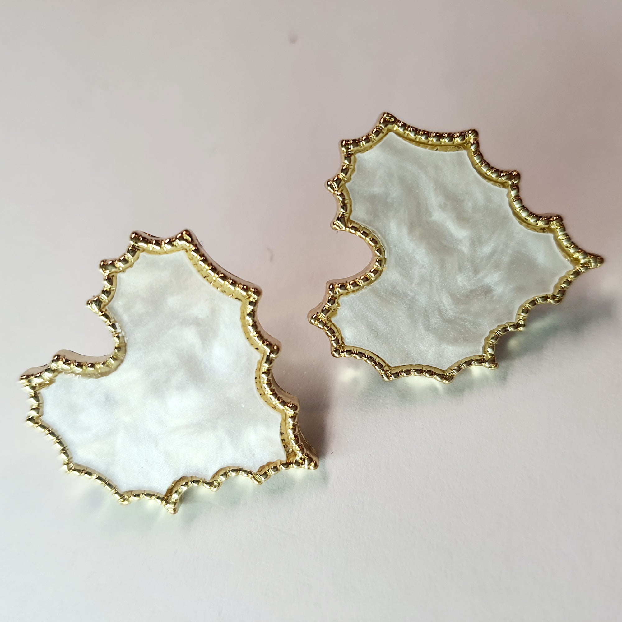 Złote kolczyki z masą perłową o nieregularnym kształcie, średnica 2,5 cm, stal chirurgiczna, stal nierdzewna, wodoodporne, hipoalergiczne, jakość premium, RougeBizu.