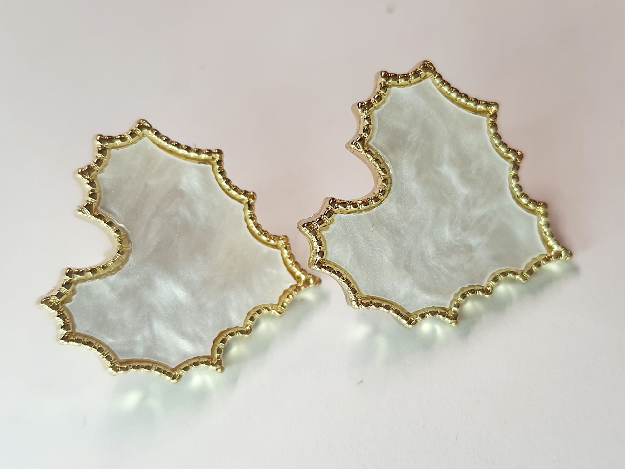 Złote kolczyki z masą perłową o nieregularnym kształcie, średnica 2,5 cm, stal chirurgiczna, stal nierdzewna, wodoodporne, hipoalergiczne, jakość premium, RougeBizu.