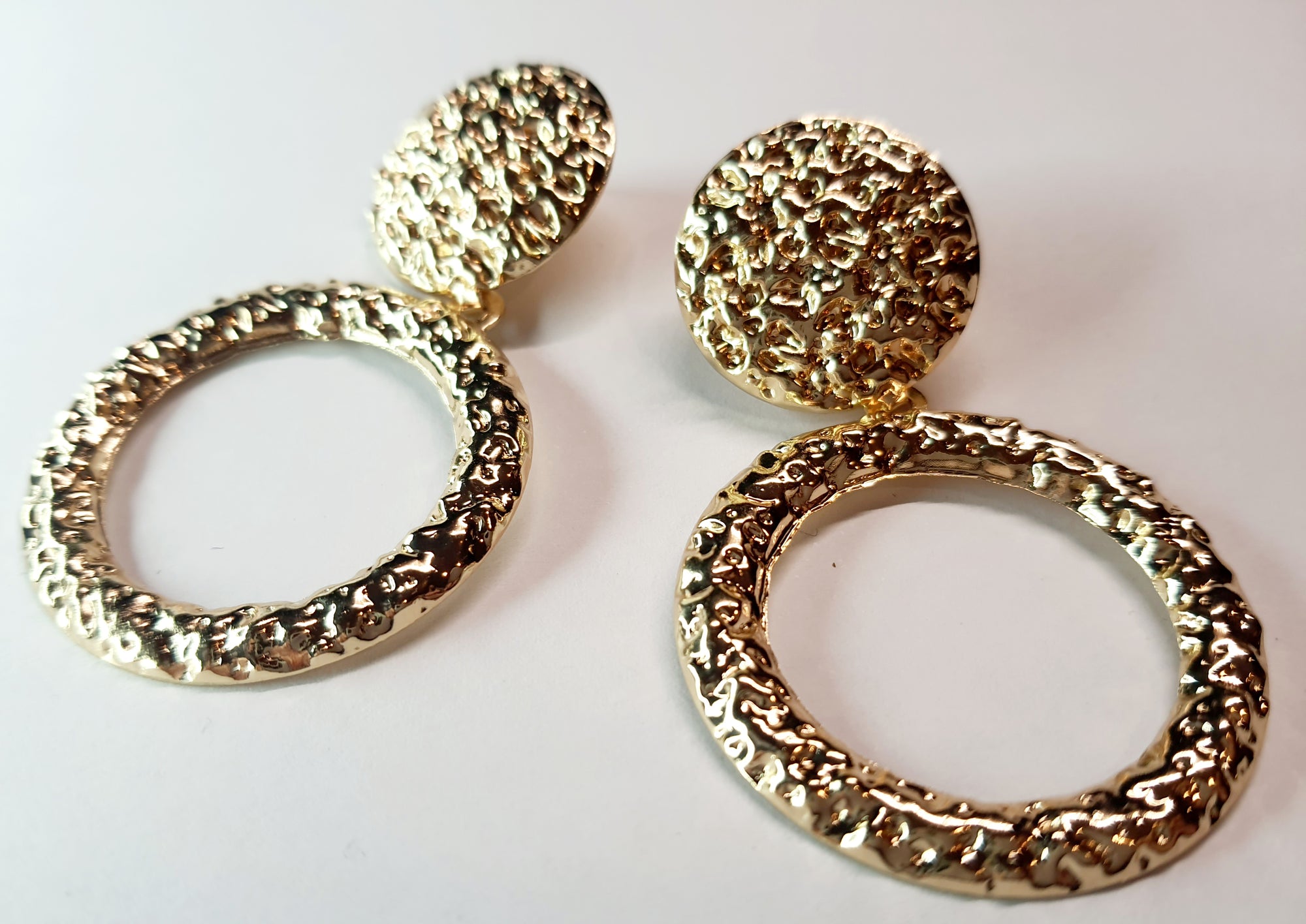 Gold twisted earrings 1.8 cm – a delicate form with character