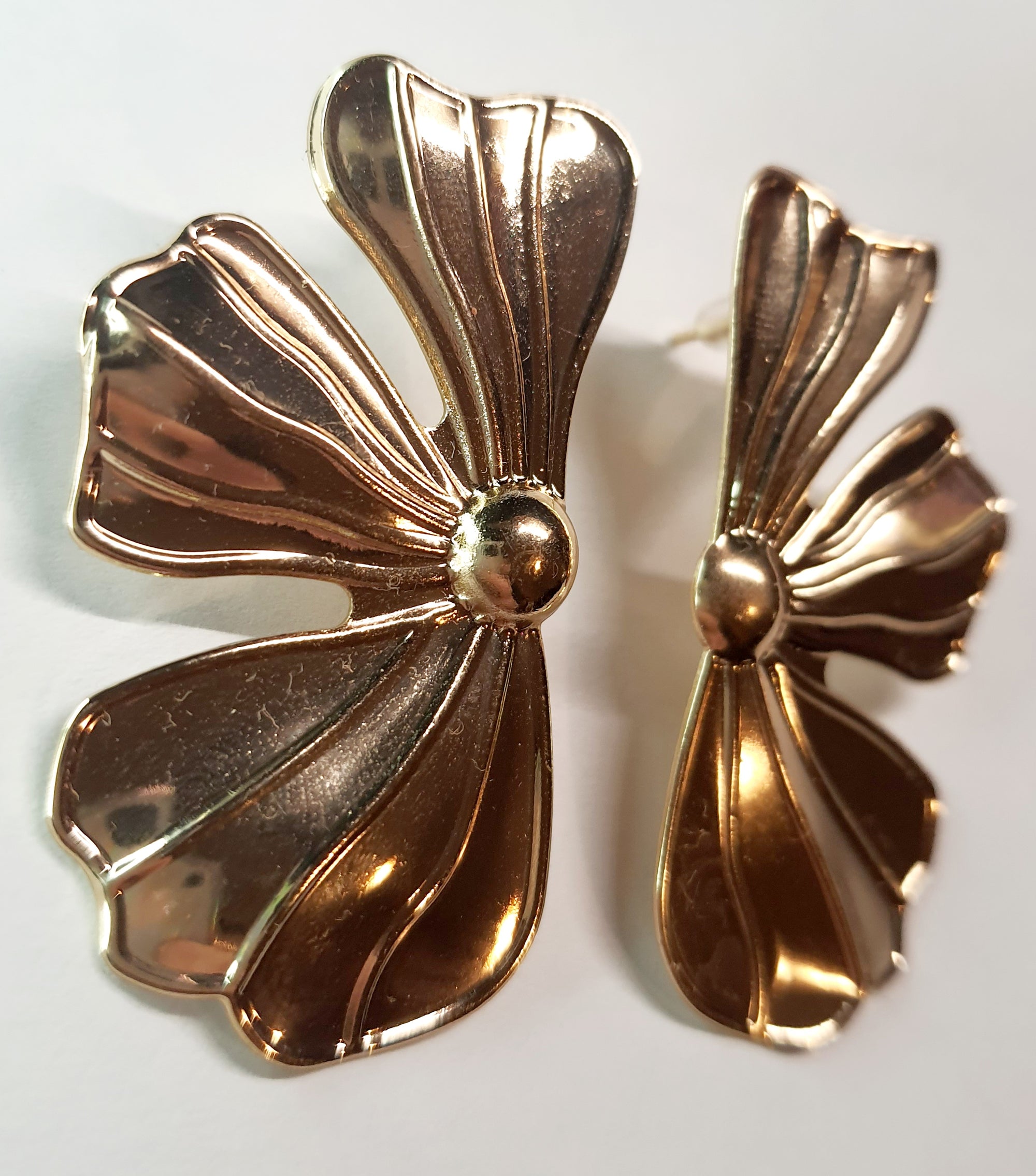 Gold twisted earrings 1.8 cm – a delicate form with character