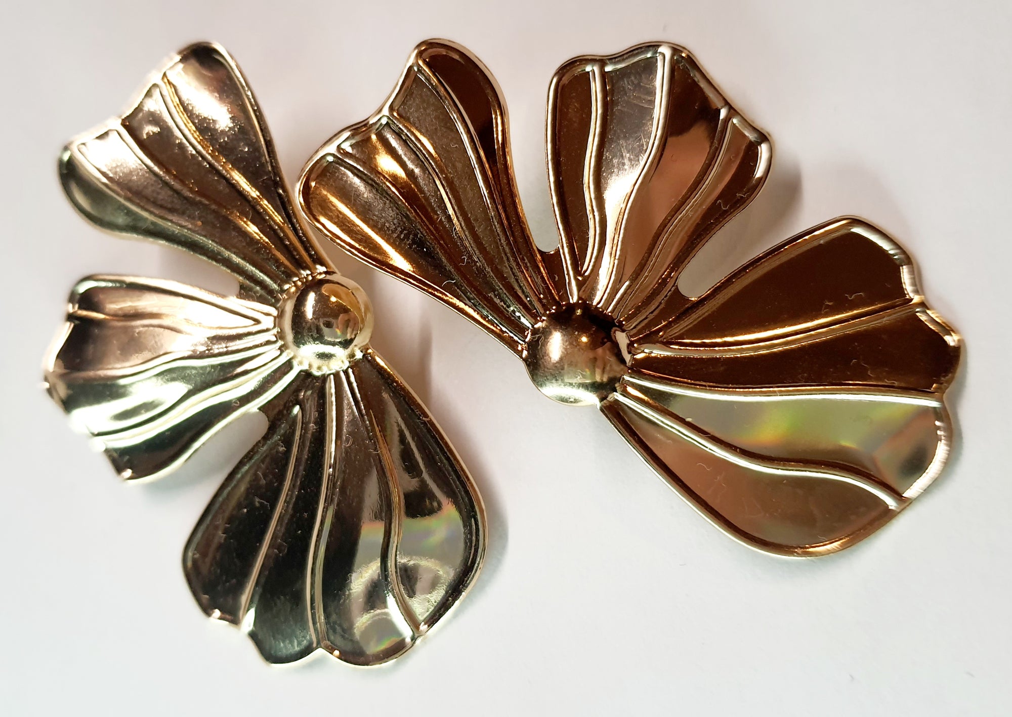 Gold twisted earrings 1.8 cm – a delicate form with character