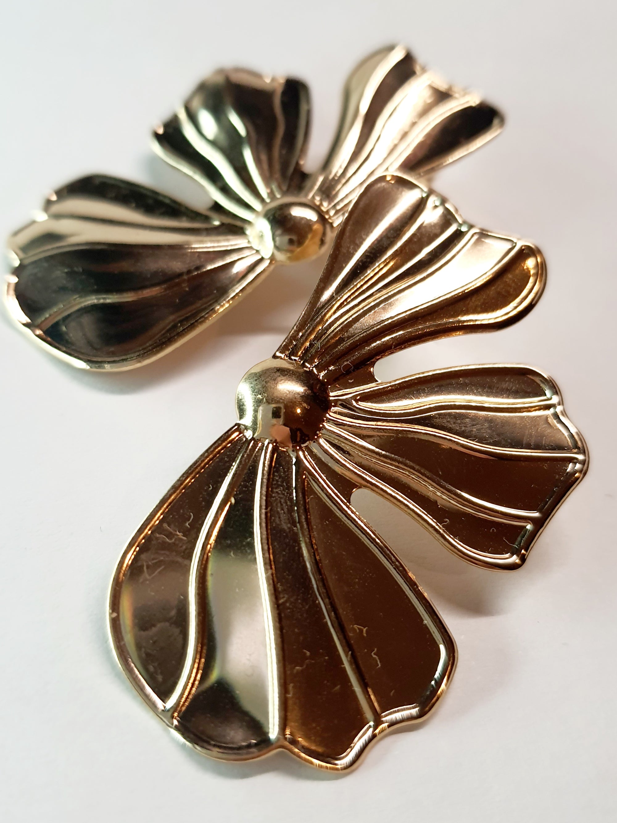 Gold twisted earrings 1.8 cm – a delicate form with character