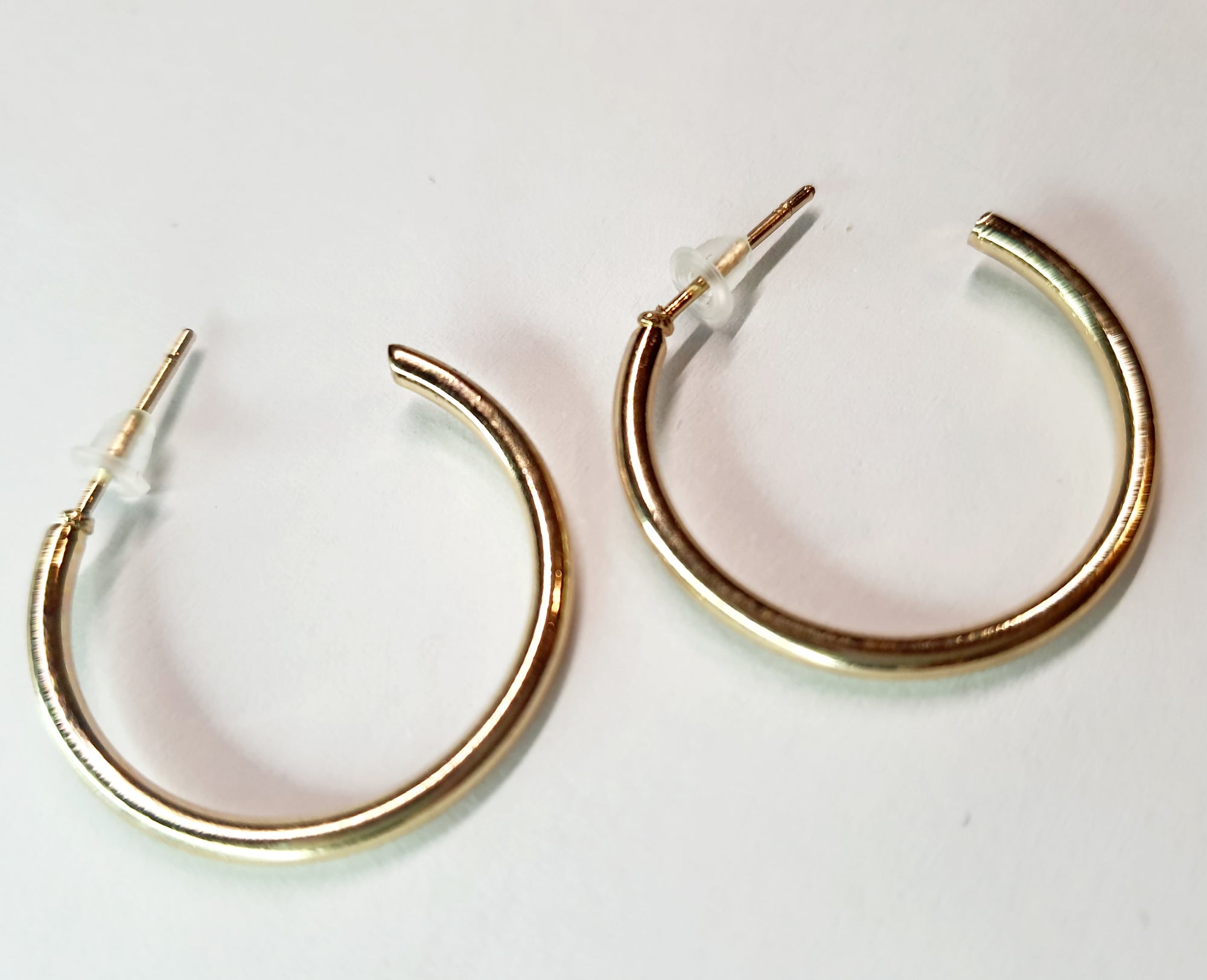 Gold twisted earrings 1.8 cm – a delicate form with character