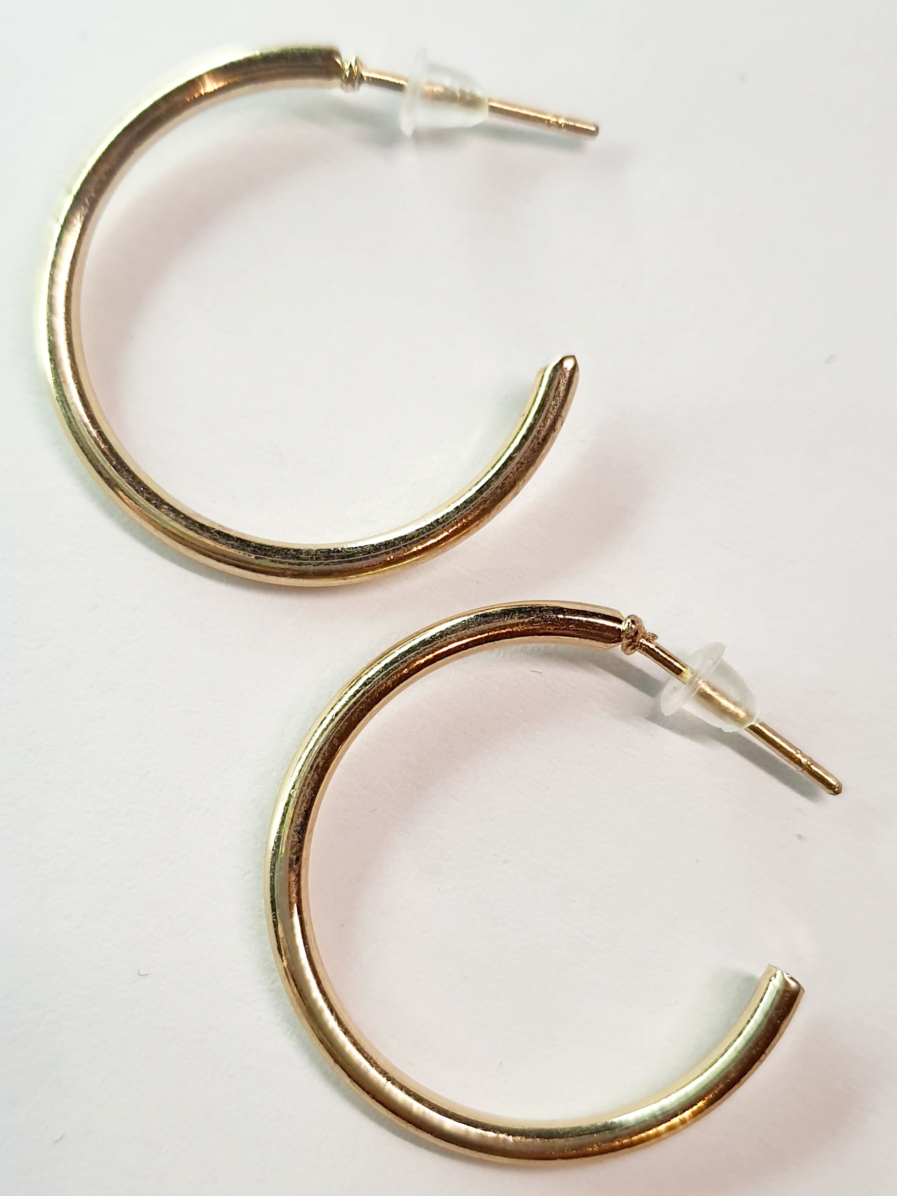 Gold twisted earrings 1.8 cm – a delicate form with character