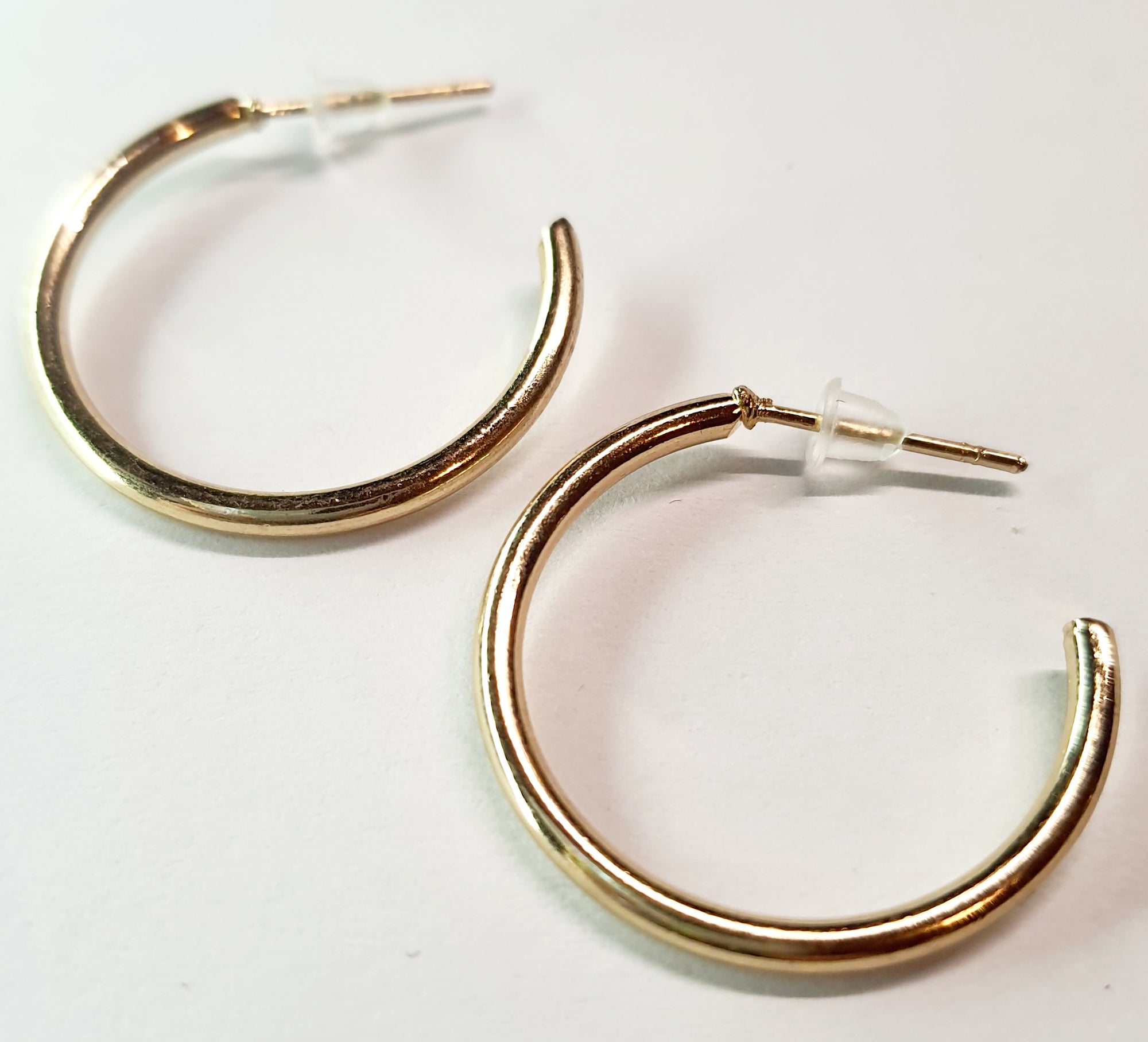 Gold twisted earrings 1.8 cm – a delicate form with character