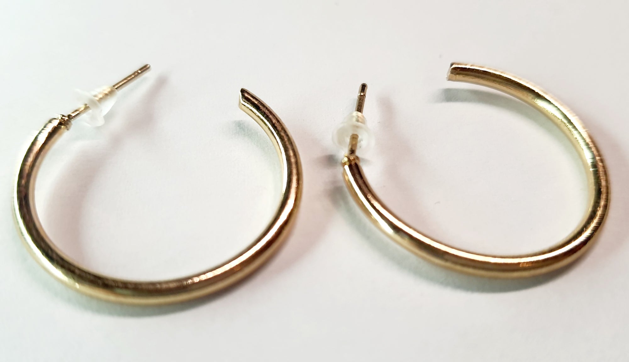 Gold twisted earrings 1.8 cm – a delicate form with character
