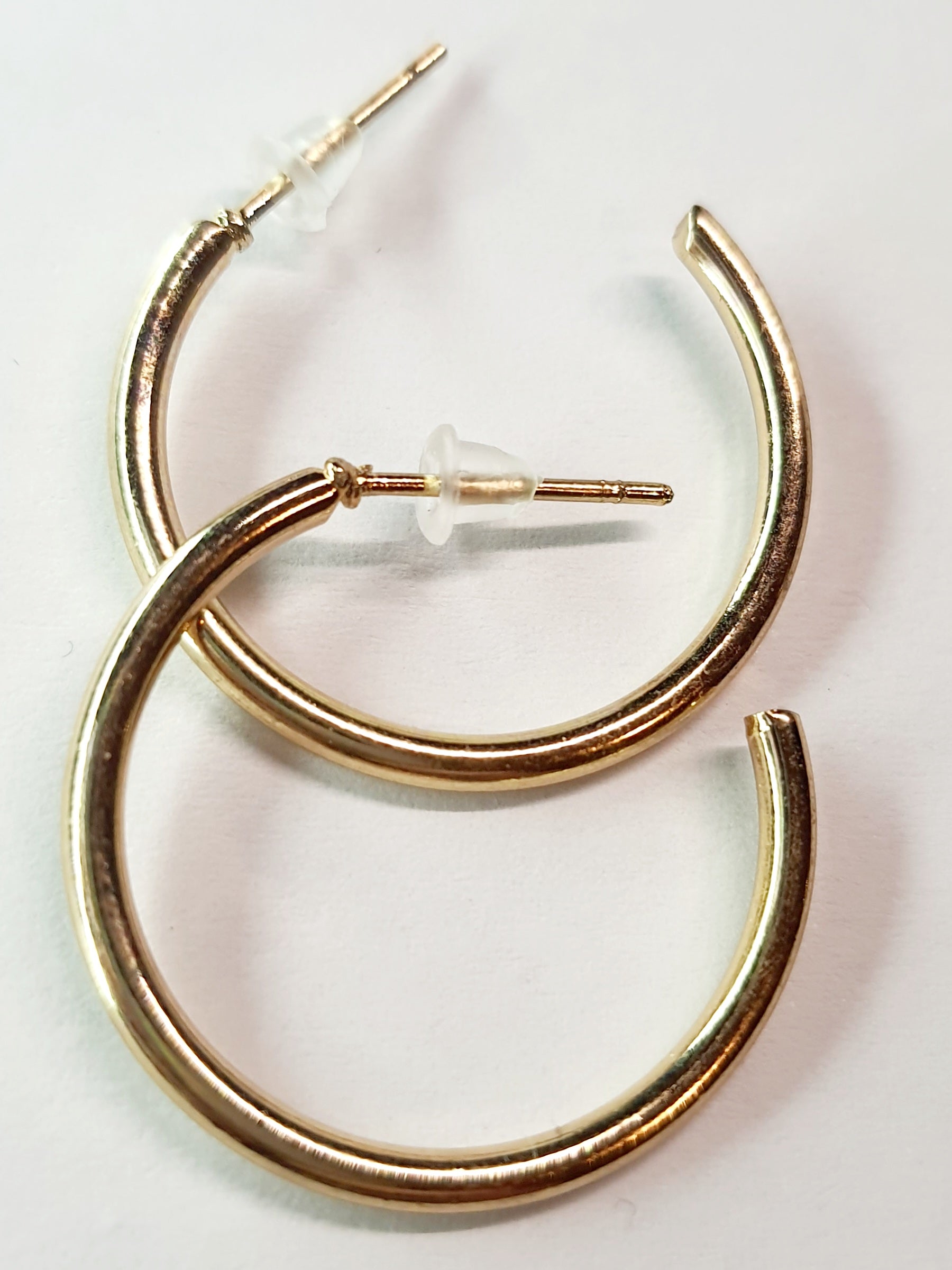 Gold twisted earrings 1.8 cm – a delicate form with character
