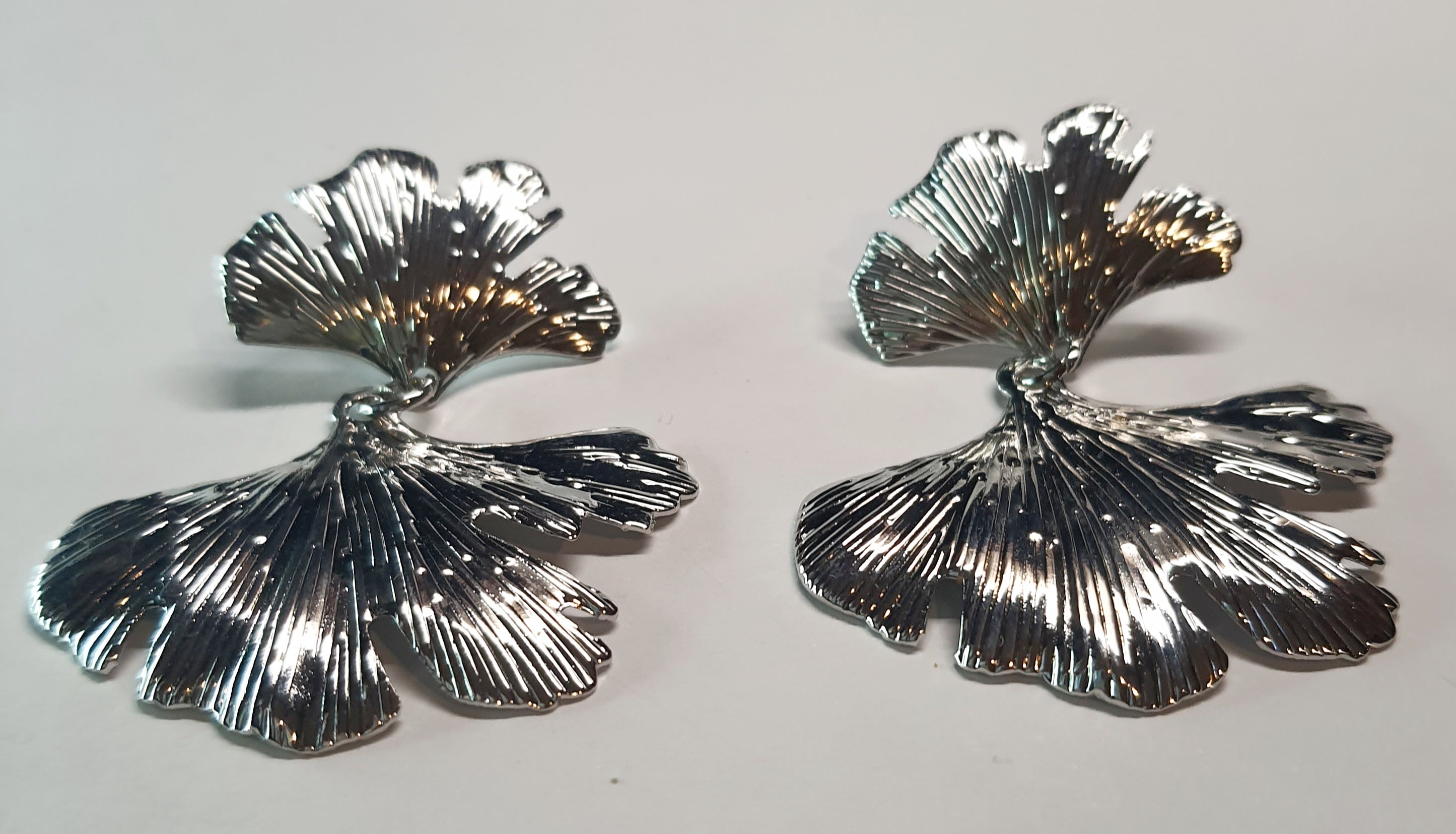 Srebrne kolczyki w kształcie liścia miłorzębu, długość 6 cm, stal chirurgiczna, stal nierdzewna, wodoodporne, hipoalergiczne, jakość premium, RougeBizu.