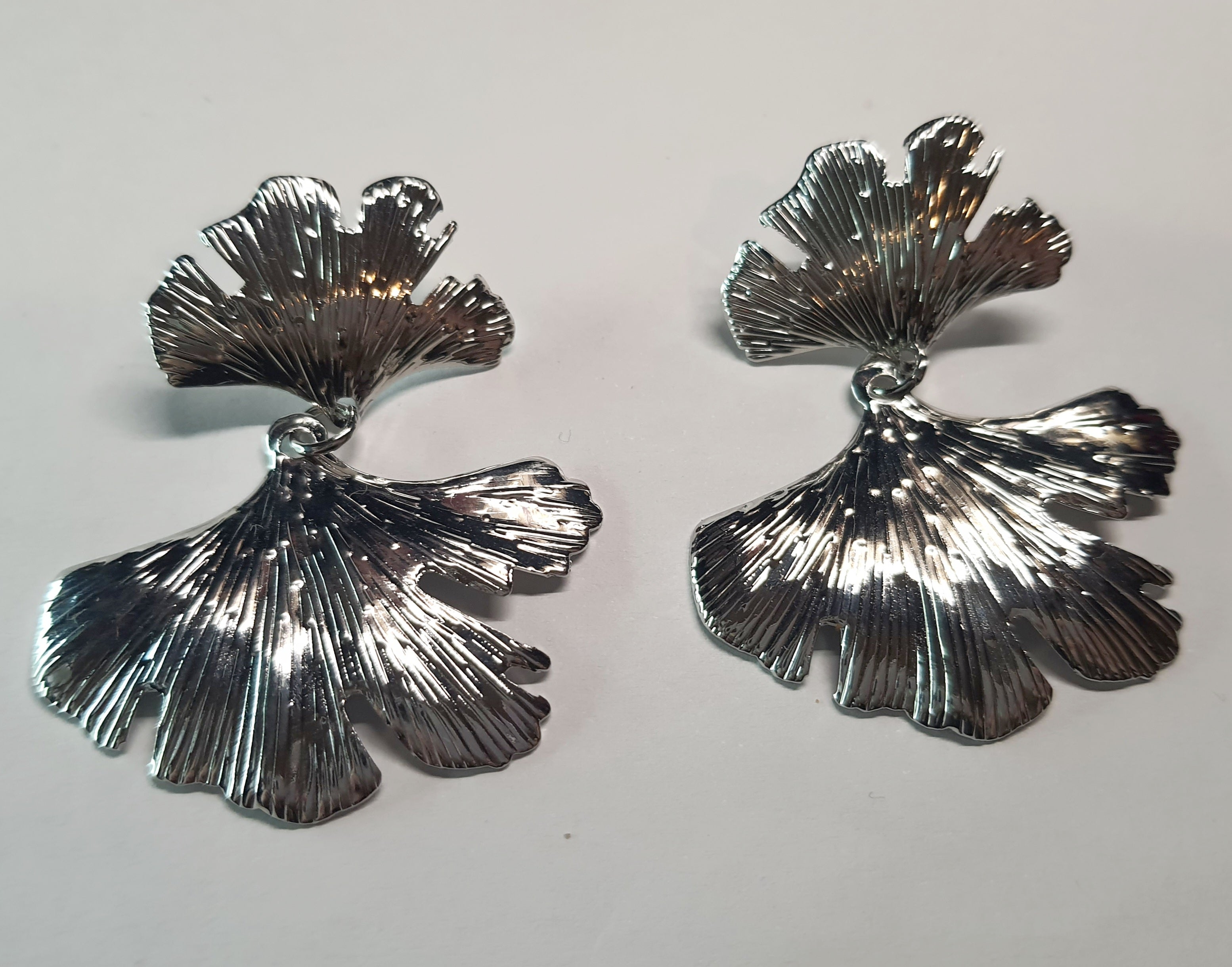 Srebrne kolczyki w kształcie liścia miłorzębu, długość 6 cm, stal chirurgiczna, stal nierdzewna, wodoodporne, hipoalergiczne, jakość premium, RougeBizu.