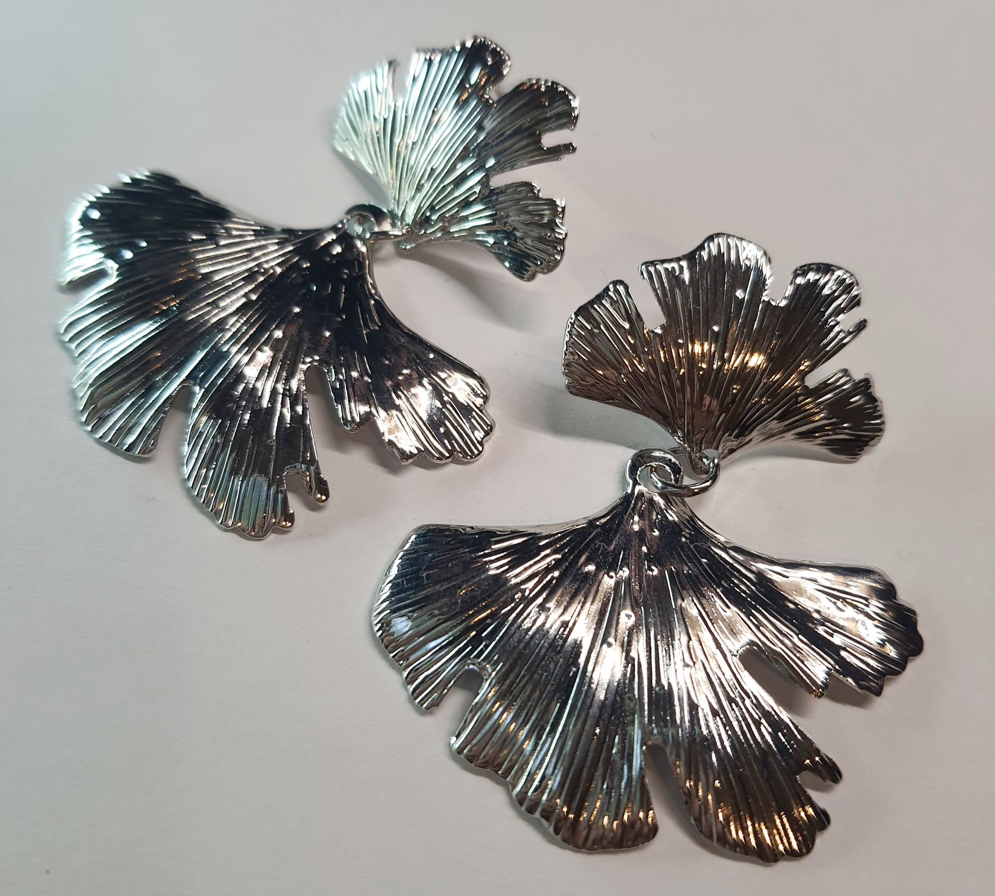 Srebrne kolczyki w kształcie liścia miłorzębu, długość 6 cm, stal chirurgiczna, stal nierdzewna, wodoodporne, hipoalergiczne, jakość premium, RougeBizu.