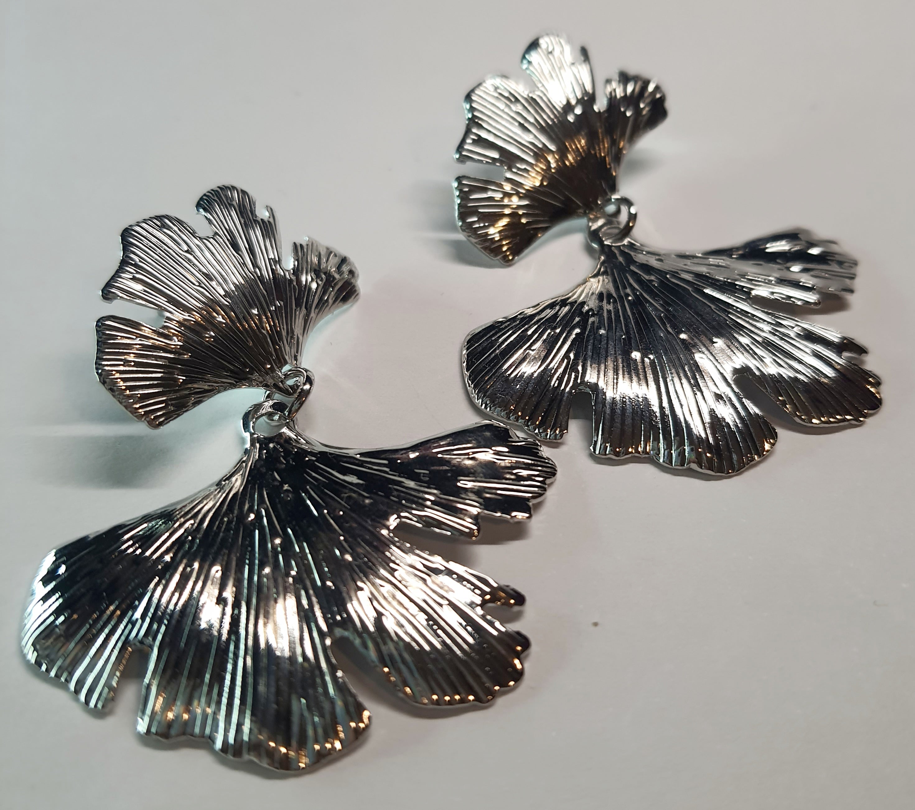 Srebrne kolczyki w kształcie liścia miłorzębu, długość 6 cm, stal chirurgiczna, stal nierdzewna, wodoodporne, hipoalergiczne, jakość premium, RougeBizu.