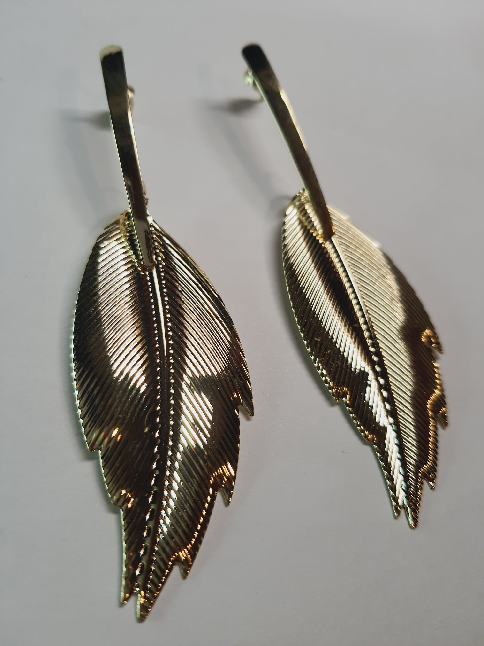 Złote kolczyki z perełkami w stylu vintage, średnica 1,5 cm, stal nierdzewna, stal chirurgiczna, hipoalergiczne, eleganckie, RougeBizu.