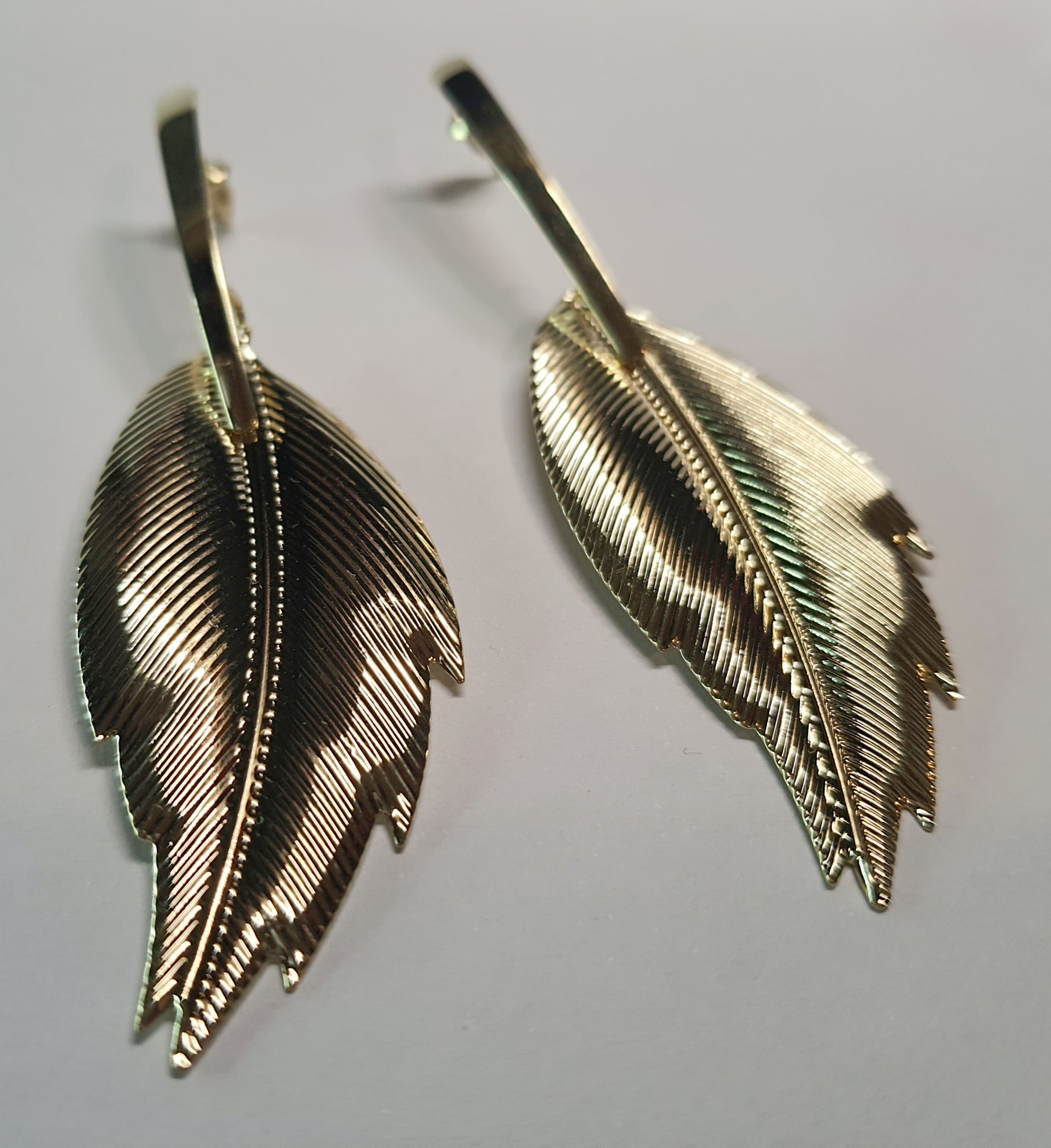 Złote kolczyki z perełkami w stylu vintage, średnica 1,5 cm, stal nierdzewna, stal chirurgiczna, hipoalergiczne, eleganckie, RougeBizu.
