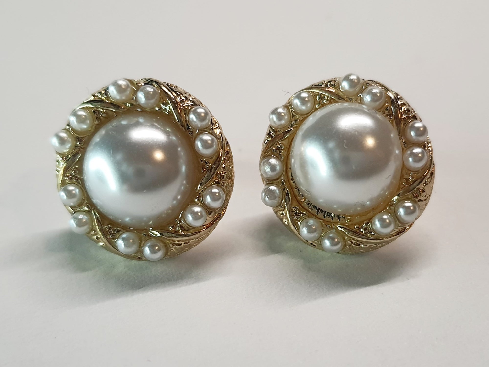Złote kolczyki z perełkami w stylu vintage, średnica 1,5 cm, stal nierdzewna, stal chirurgiczna, hipoalergiczne, eleganckie, RougeBizu.