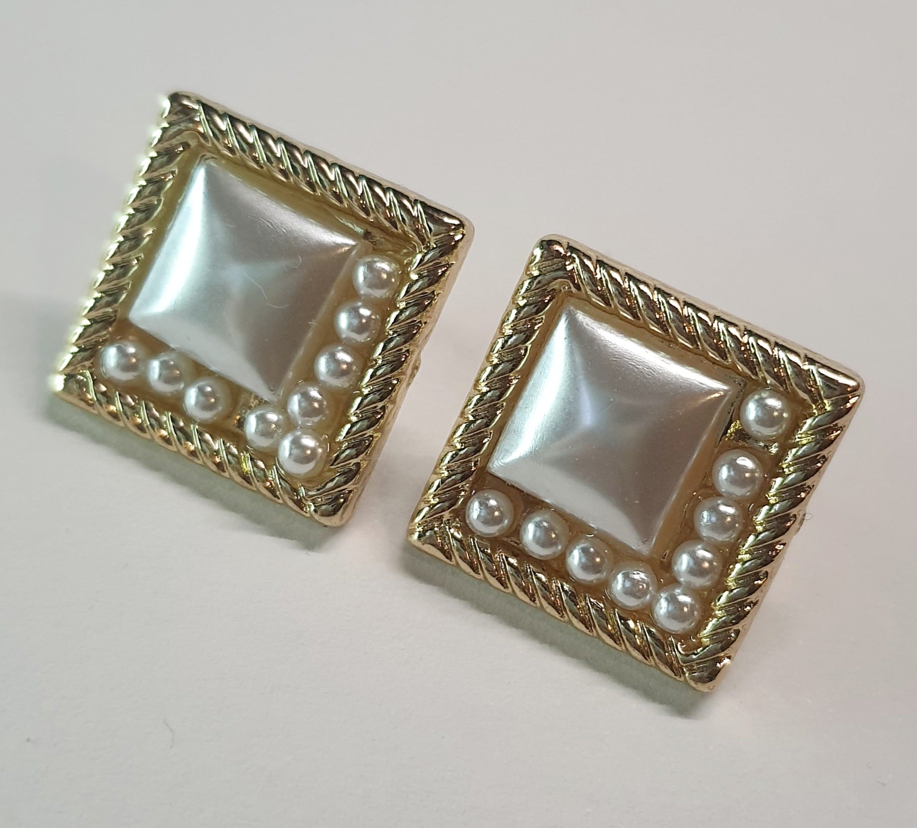 Kwadratowe kolczyki w złotej oprawie z perłowym środkiem i małymi perełkami, styl vintage glamour, 2,4 cm. Stal nierdzewna, stal chirurgiczna, wodoodporne, hipoalergiczne, jakość premium, RougeBizu.