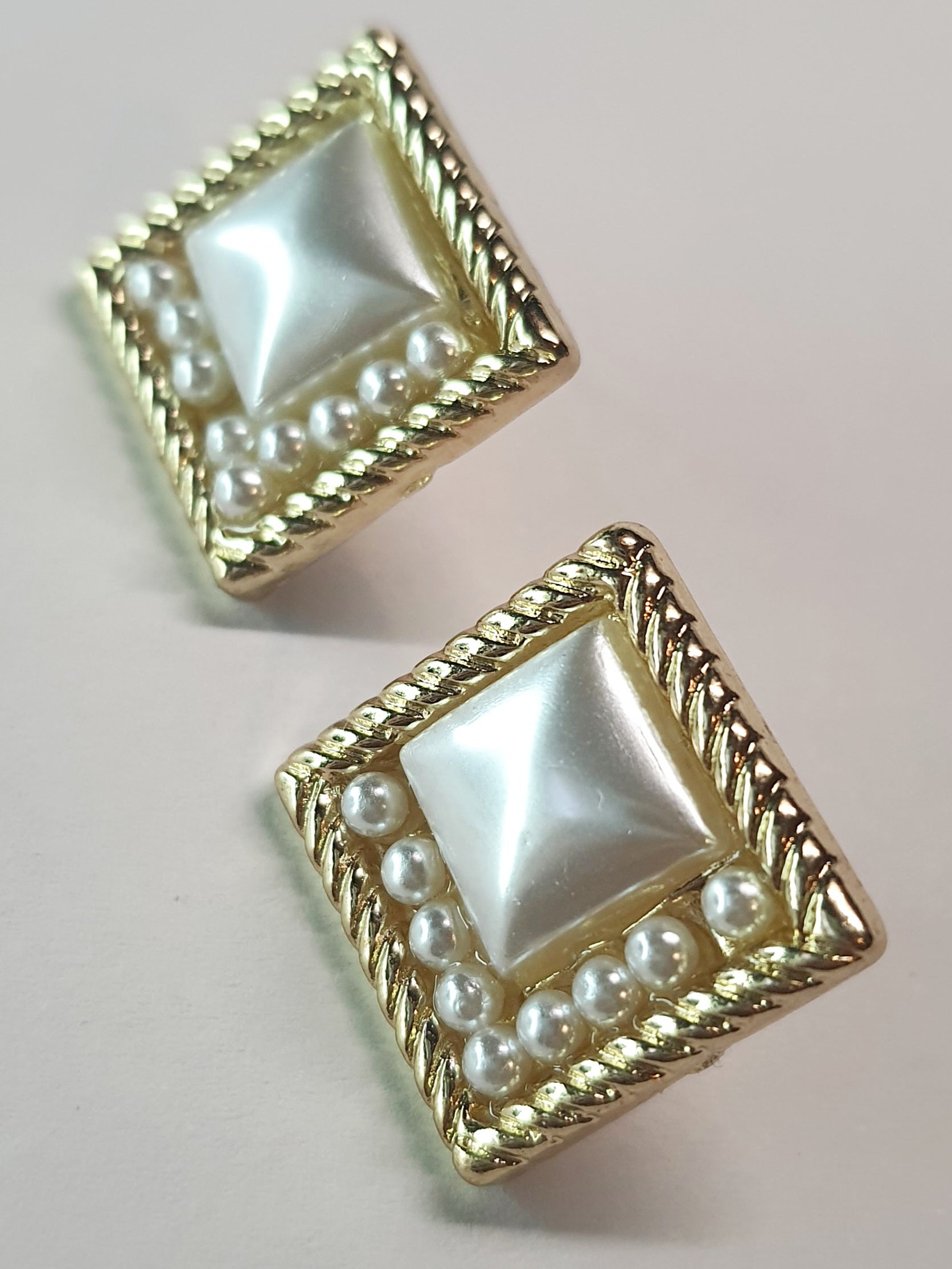 Kwadratowe kolczyki w złotej oprawie z perłowym środkiem i małymi perełkami, styl vintage glamour, 2,4 cm. Stal nierdzewna, stal chirurgiczna, wodoodporne, hipoalergiczne, jakość premium, RougeBizu.
