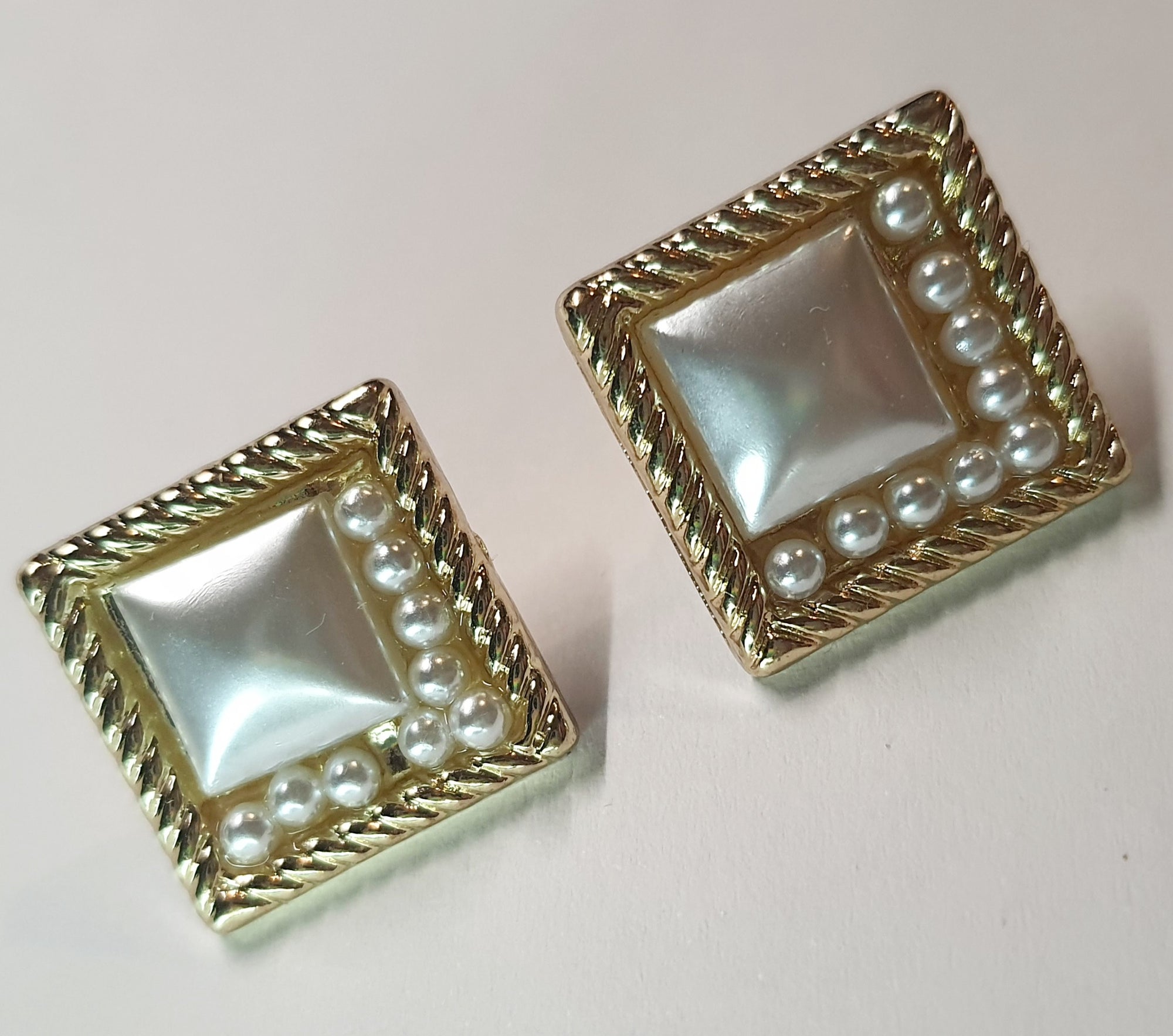 Kwadratowe kolczyki w złotej oprawie z perłowym środkiem i małymi perełkami, styl vintage glamour, 2,4 cm. Stal nierdzewna, stal chirurgiczna, wodoodporne, hipoalergiczne, jakość premium, RougeBizu.