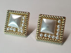 Kwadratowe kolczyki w złotej oprawie z perłowym środkiem i małymi perełkami, styl vintage glamour, 2,4 cm. Stal nierdzewna, stal chirurgiczna, wodoodporne, hipoalergiczne, jakość premium, RougeBizu.