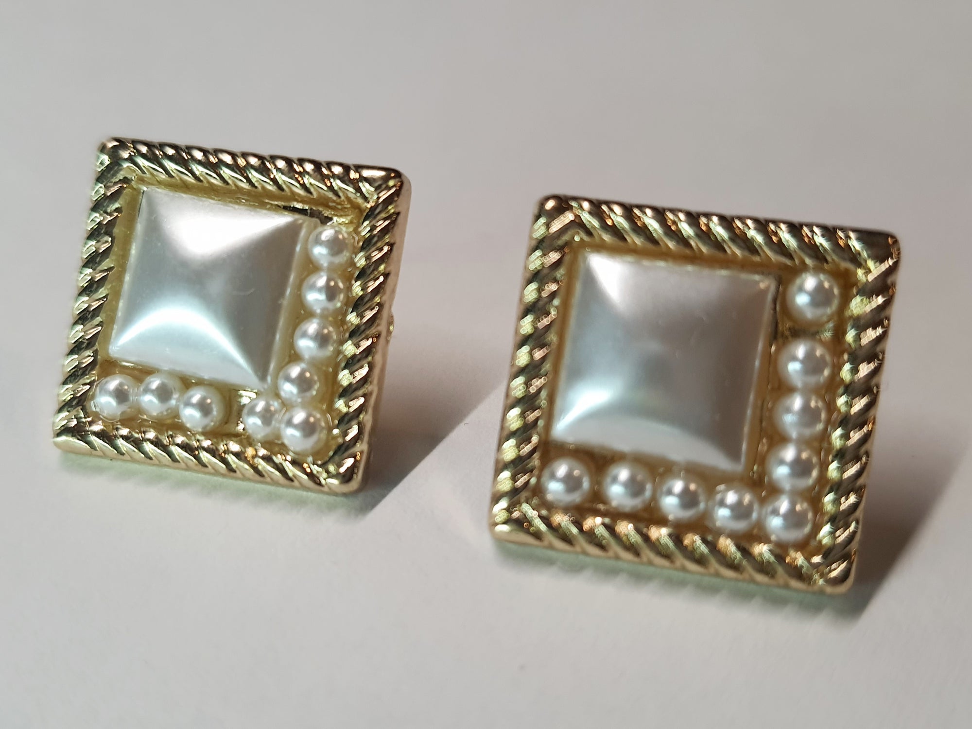 Kwadratowe kolczyki w złotej oprawie z perłowym środkiem i małymi perełkami, styl vintage glamour, 2,4 cm. Stal nierdzewna, stal chirurgiczna, wodoodporne, hipoalergiczne, jakość premium, RougeBizu.