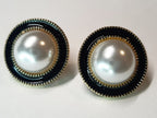 Okrągłe kolczyki w złotej oprawie z czarnym akcentem i dużą perłą pośrodku, styl retro glamour, średnica 2,2 cm. Stal nierdzewna, stal chirurgiczna, wodoodporne, hipoalergiczne, jakość premium, RougeBizu.