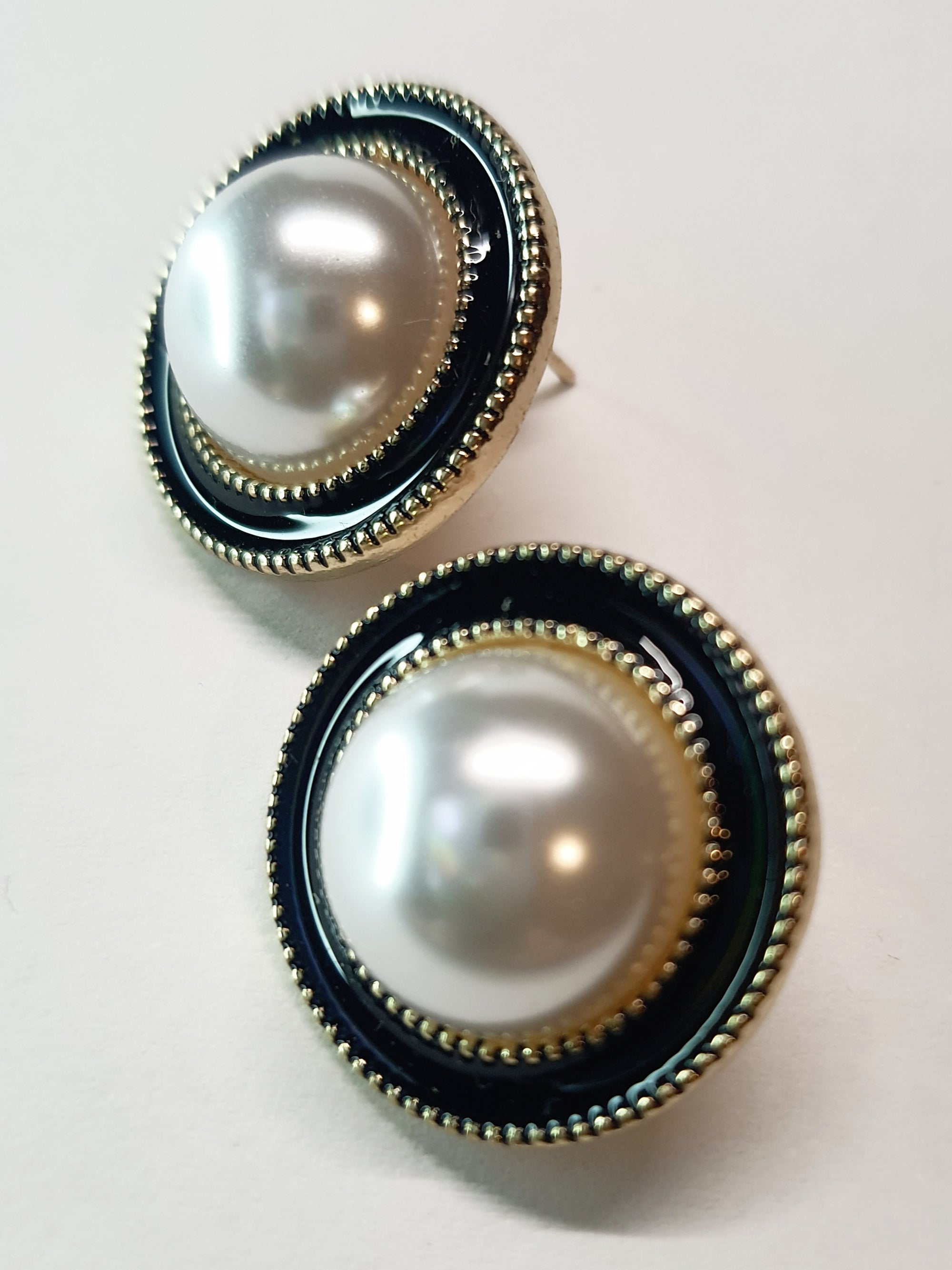 Okrągłe kolczyki w złotej oprawie z czarnym akcentem i dużą perłą pośrodku, styl retro glamour, średnica 2,2 cm. Stal nierdzewna, stal chirurgiczna, wodoodporne, hipoalergiczne, jakość premium, RougeBizu.