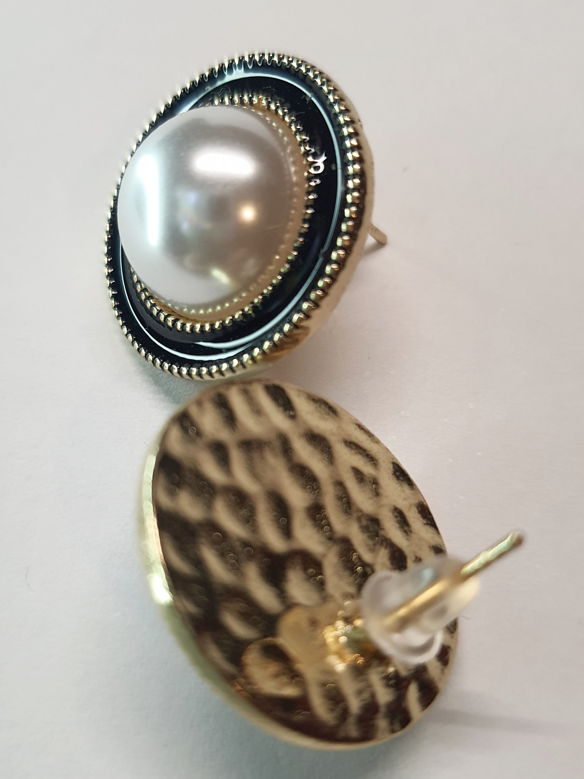 Okrągłe kolczyki w złotej oprawie z czarnym akcentem i dużą perłą pośrodku, styl retro glamour, średnica 2,2 cm. Stal nierdzewna, stal chirurgiczna, wodoodporne, hipoalergiczne, jakość premium, RougeBizu.