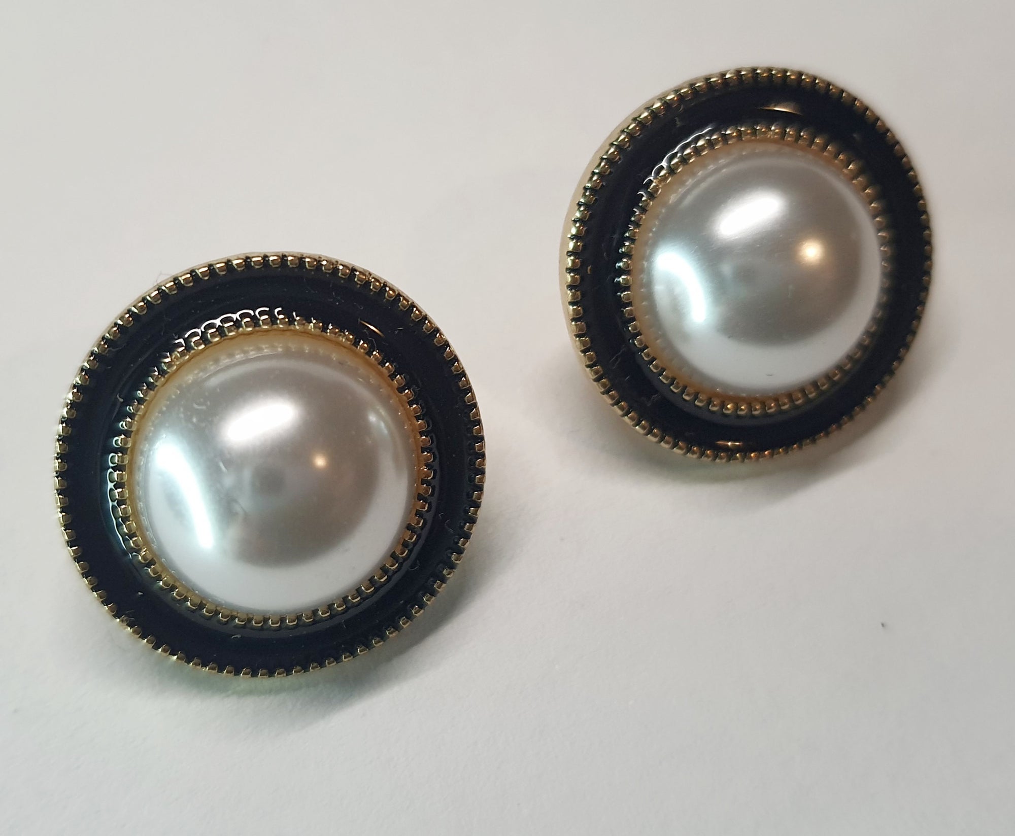 Okrągłe kolczyki w złotej oprawie z czarnym akcentem i dużą perłą pośrodku, styl retro glamour, średnica 2,2 cm. Stal nierdzewna, stal chirurgiczna, wodoodporne, hipoalergiczne, jakość premium, RougeBizu.