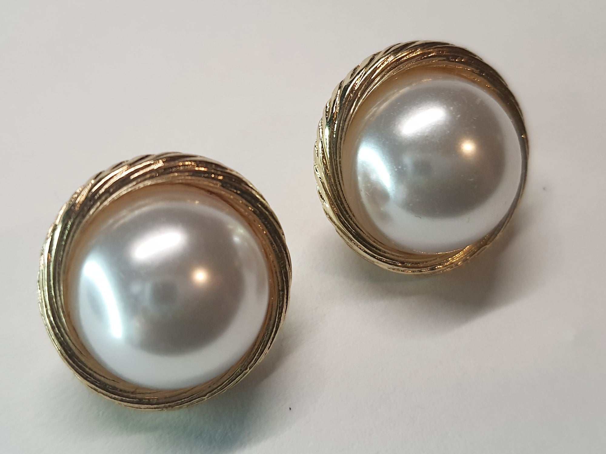 Okrągłe kolczyki z dużą perłą w złotej, delikatnie rzeźbionej oprawie, styl vintage glamour, średnica 2 cm. Stal nierdzewna, stal chirurgiczna, wodoodporne, hipoalergiczne, jakość premium, RougeBizu.