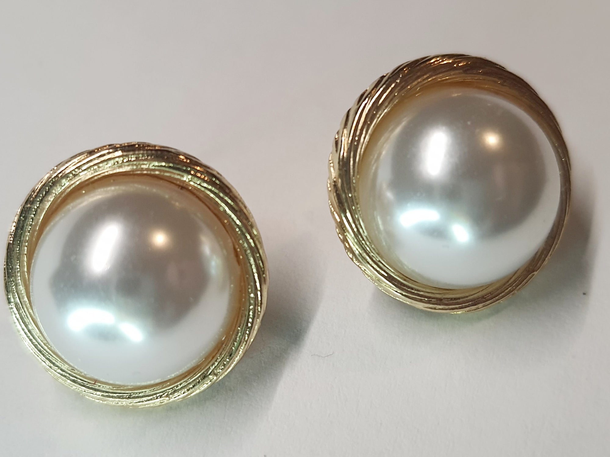 Okrągłe kolczyki z dużą perłą w złotej, delikatnie rzeźbionej oprawie, styl vintage glamour, średnica 2 cm. Stal nierdzewna, stal chirurgiczna, wodoodporne, hipoalergiczne, jakość premium, RougeBizu.