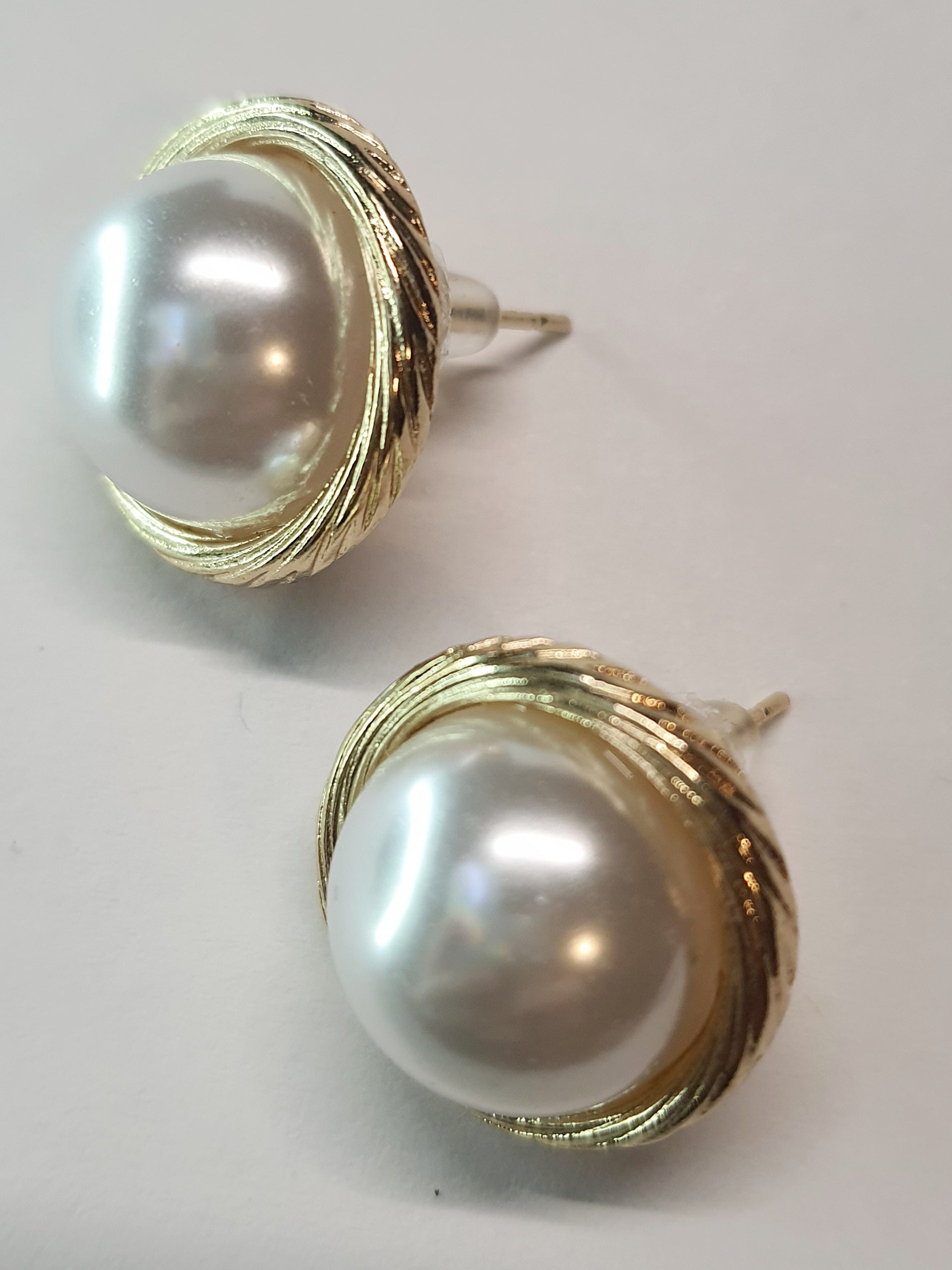 Okrągłe kolczyki z dużą perłą w złotej, delikatnie rzeźbionej oprawie, styl vintage glamour, średnica 2 cm. Stal nierdzewna, stal chirurgiczna, wodoodporne, hipoalergiczne, jakość premium, RougeBizu.