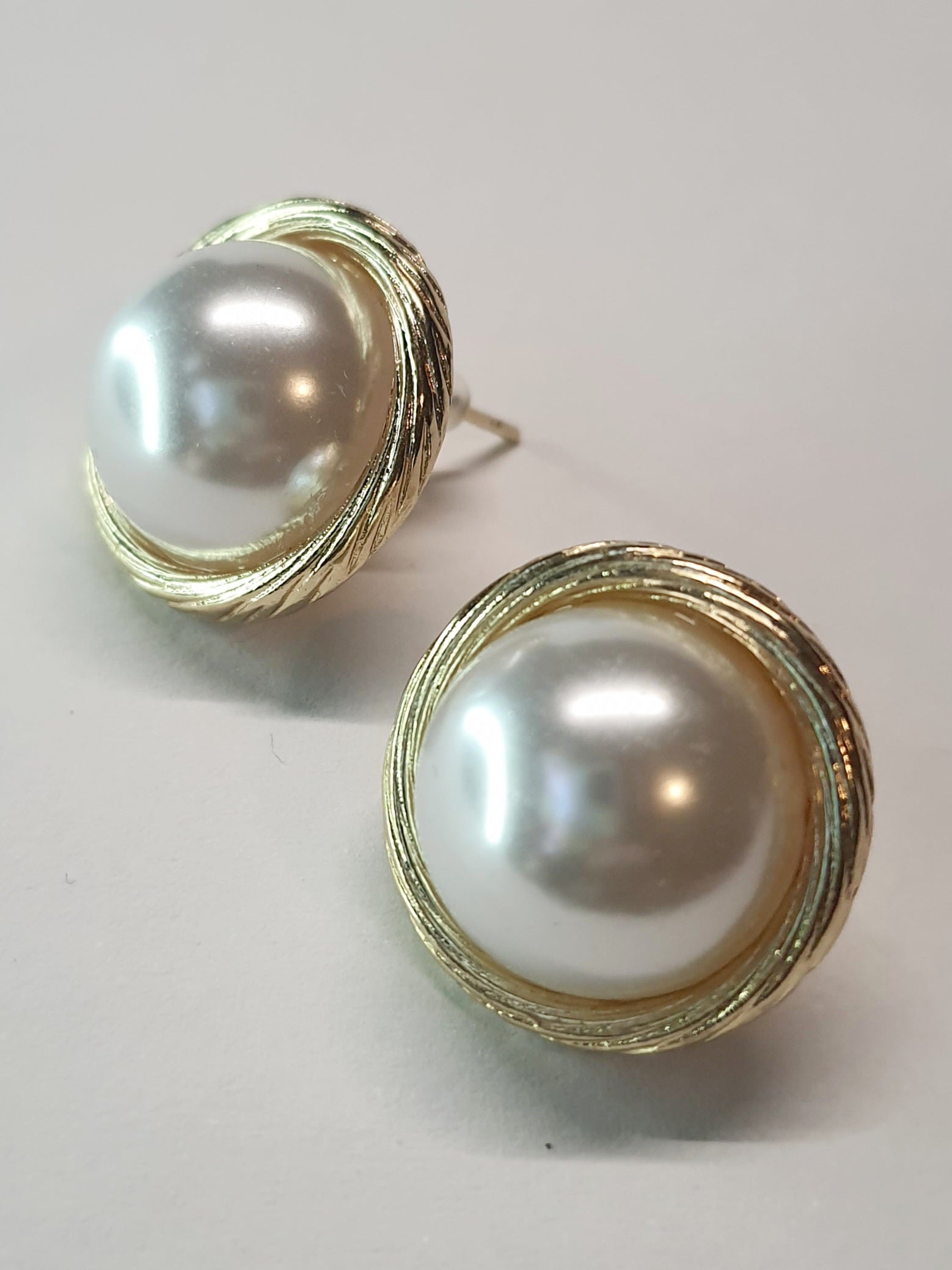 Okrągłe kolczyki z dużą perłą w złotej, delikatnie rzeźbionej oprawie, styl vintage glamour, średnica 2 cm. Stal nierdzewna, stal chirurgiczna, wodoodporne, hipoalergiczne, jakość premium, RougeBizu.