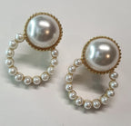 Kolczyki z dużą perłą i dolnym kołem z mniejszych pereł, złota oprawa, styl vintage glamour, długość 2,6 cm, szerokość 2 cm. Stal nierdzewna, stal chirurgiczna, wodoodporne, hipoalergiczne, jakość premium, RougeBizu.
