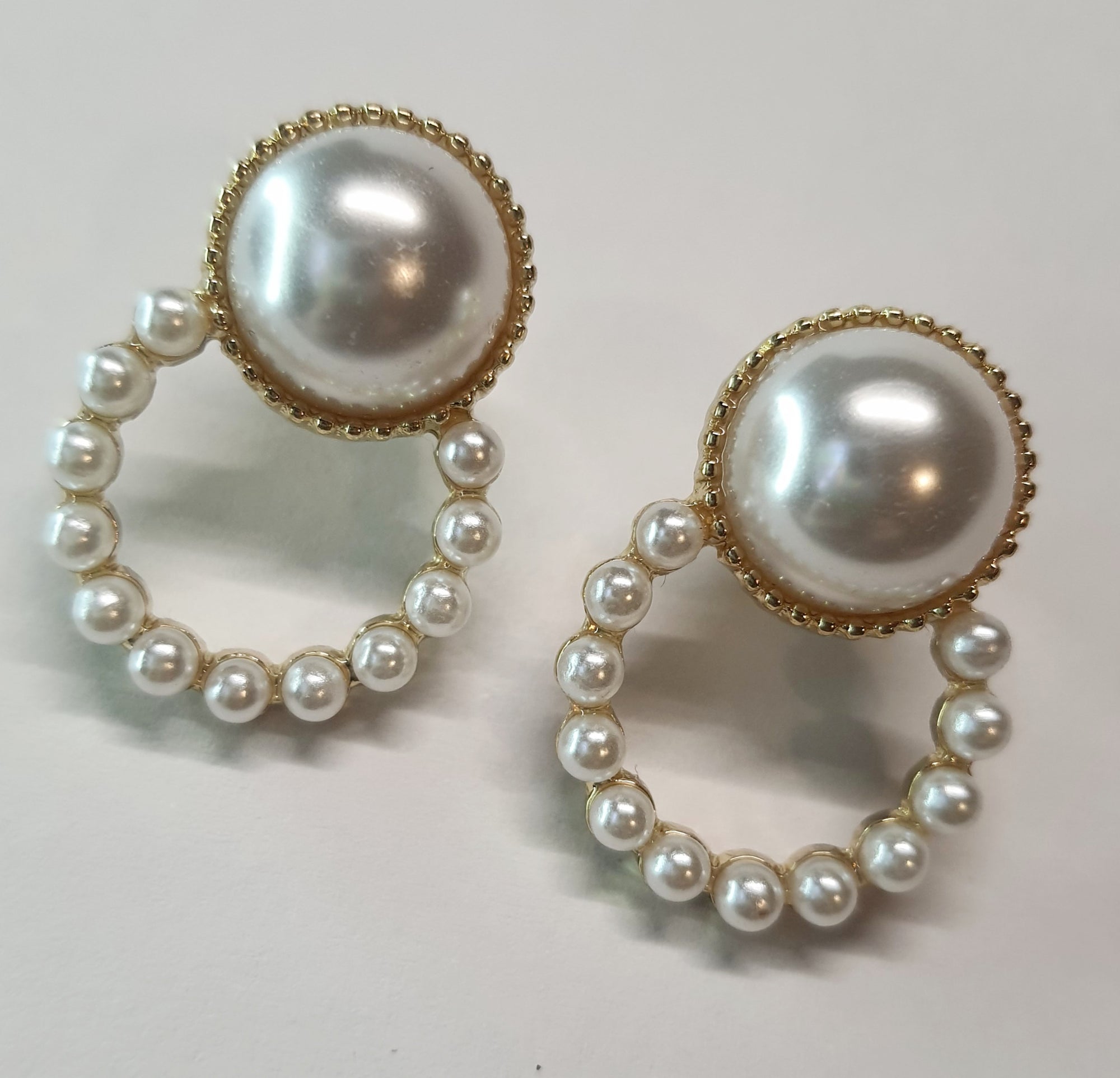 Kolczyki z dużą perłą i dolnym kołem z mniejszych pereł, złota oprawa, styl vintage glamour, długość 2,6 cm, szerokość 2 cm. Stal nierdzewna, stal chirurgiczna, wodoodporne, hipoalergiczne, jakość premium, RougeBizu.
