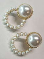 Kolczyki z dużą perłą i dolnym kołem z mniejszych pereł, złota oprawa, styl vintage glamour, długość 2,6 cm, szerokość 2 cm. Stal nierdzewna, stal chirurgiczna, wodoodporne, hipoalergiczne, jakość premium, RougeBizu.