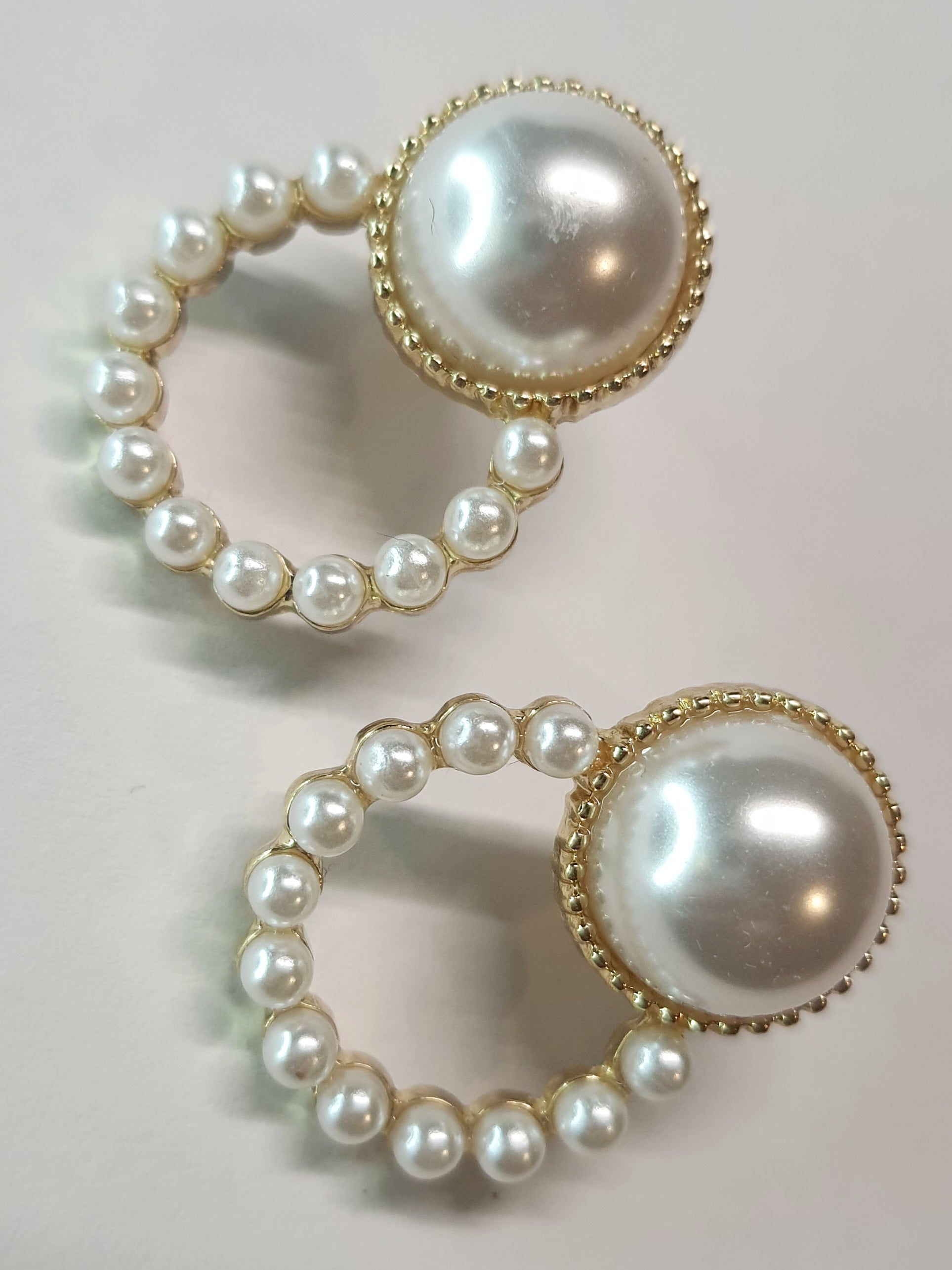 Kolczyki z dużą perłą i dolnym kołem z mniejszych pereł, złota oprawa, styl vintage glamour, długość 2,6 cm, szerokość 2 cm. Stal nierdzewna, stal chirurgiczna, wodoodporne, hipoalergiczne, jakość premium, RougeBizu.