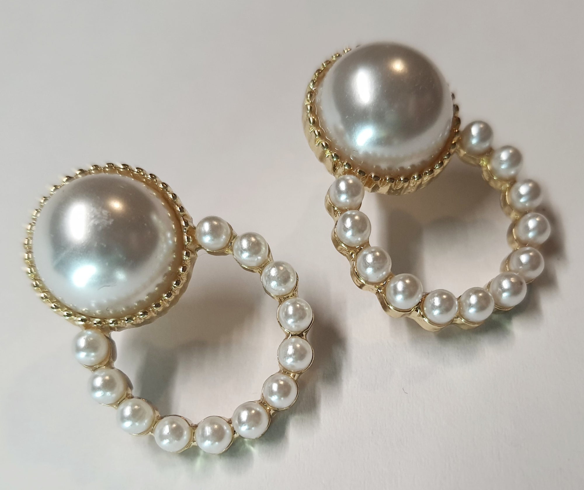 Kolczyki z dużą perłą i dolnym kołem z mniejszych pereł, złota oprawa, styl vintage glamour, długość 2,6 cm, szerokość 2 cm. Stal nierdzewna, stal chirurgiczna, wodoodporne, hipoalergiczne, jakość premium, RougeBizu.