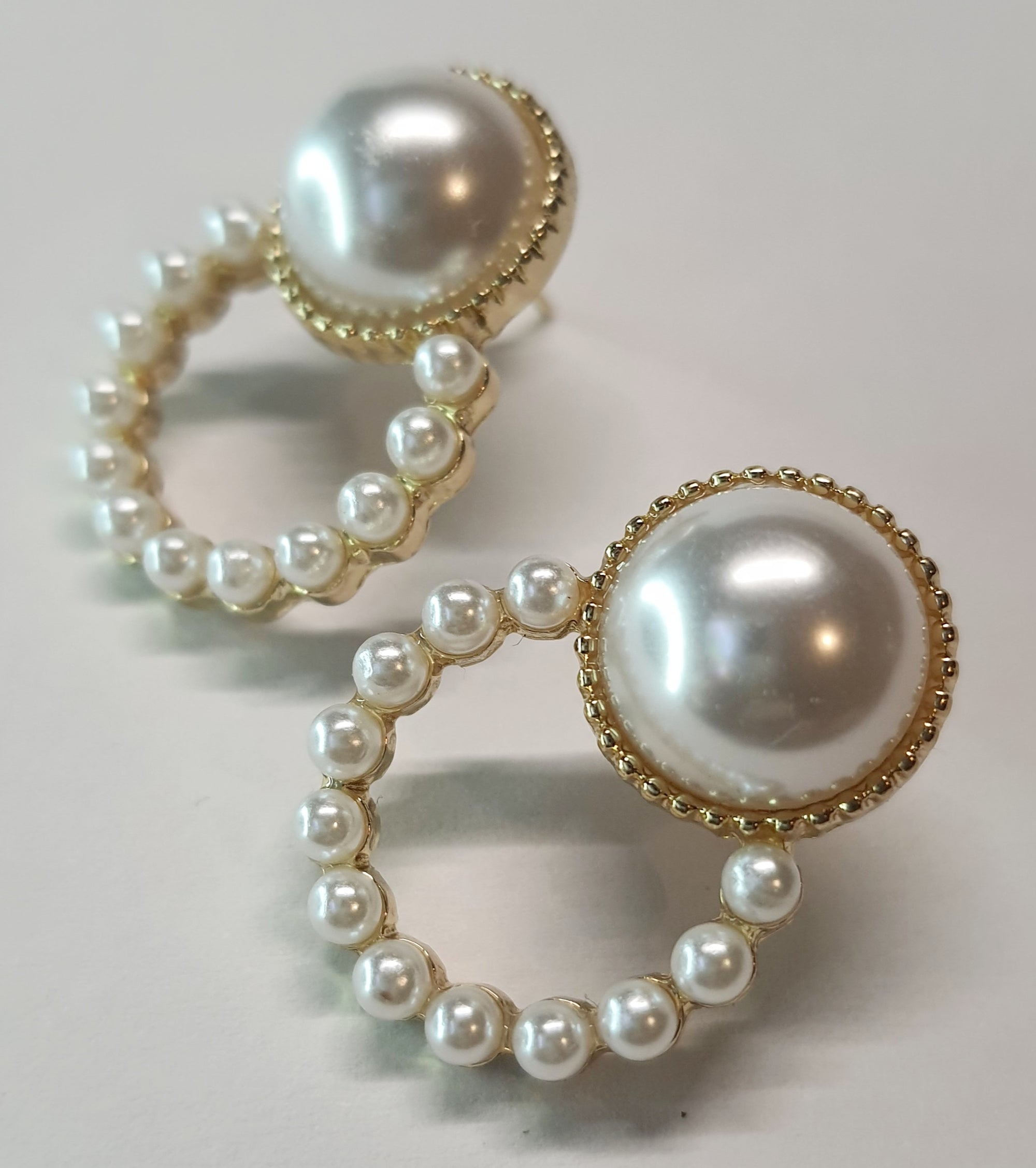 Kolczyki z dużą perłą i dolnym kołem z mniejszych pereł, złota oprawa, styl vintage glamour, długość 2,6 cm, szerokość 2 cm. Stal nierdzewna, stal chirurgiczna, wodoodporne, hipoalergiczne, jakość premium, RougeBizu.
