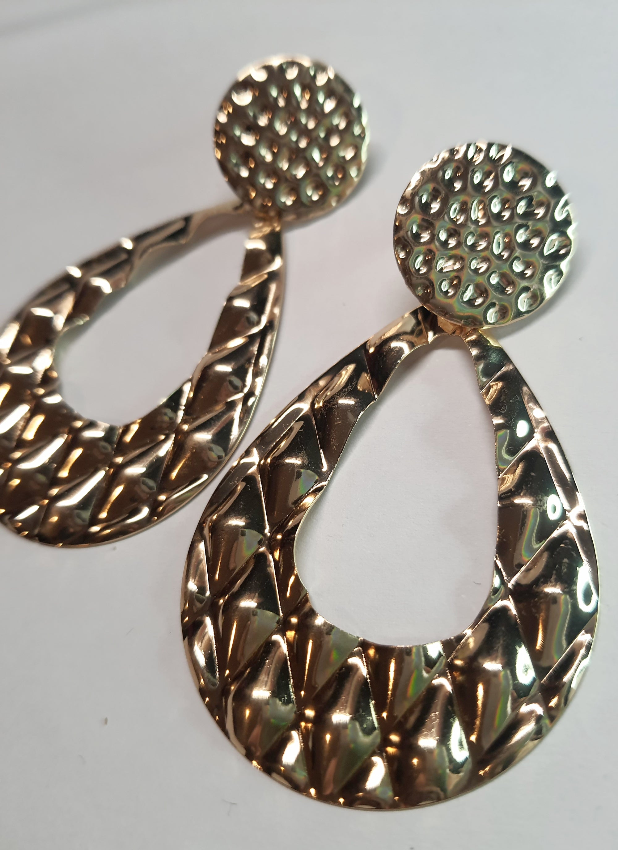 Długie złote kolczyki o młotkowanej fakturze, w kształcie łezki, długość 7,5 cm. Styl statement glamour. Stal nierdzewna, stal chirurgiczna, wodoodporne, hipoalergiczne, jakość premium, RougeBizu.