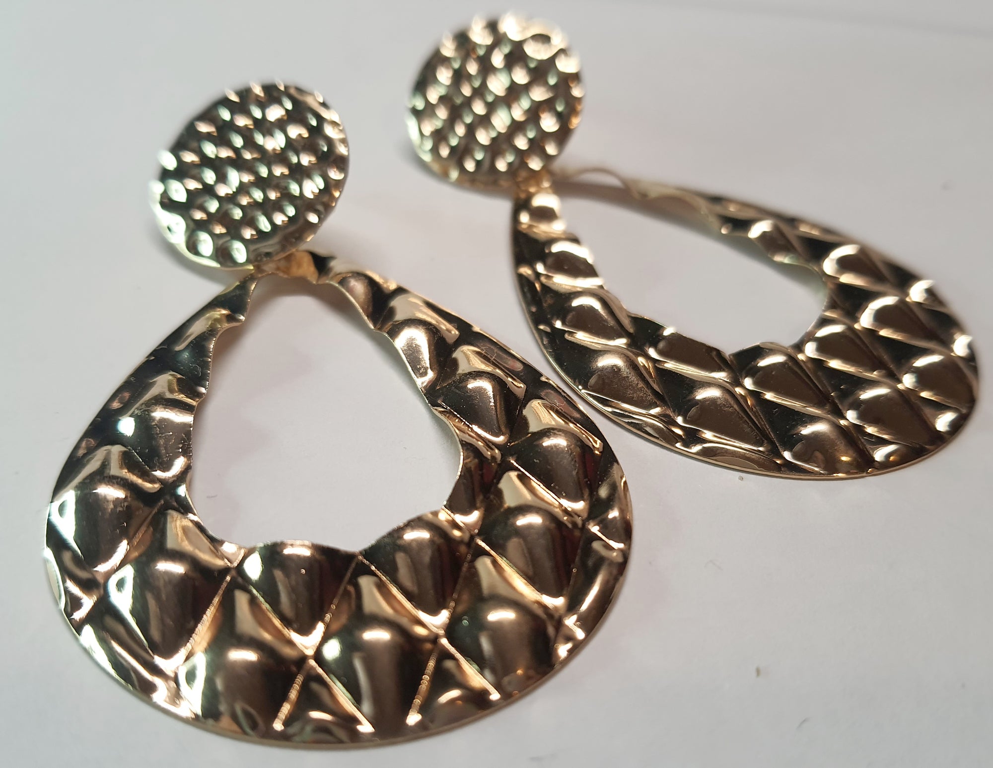 Długie złote kolczyki o młotkowanej fakturze, w kształcie łezki, długość 7,5 cm. Styl statement glamour. Stal nierdzewna, stal chirurgiczna, wodoodporne, hipoalergiczne, jakość premium, RougeBizu.