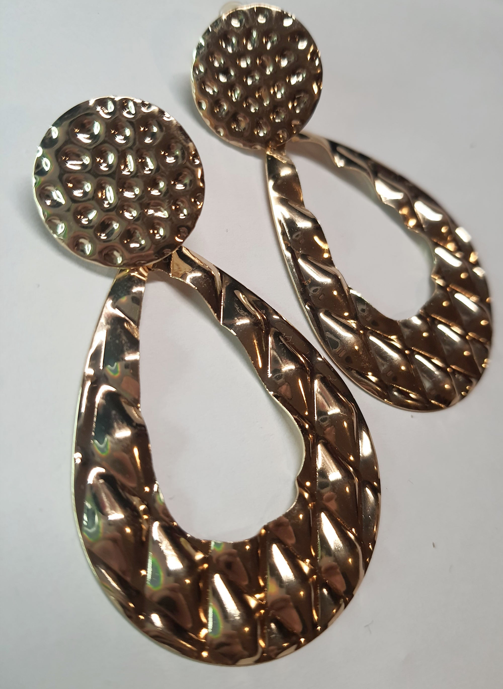Długie złote kolczyki o młotkowanej fakturze, w kształcie łezki, długość 7,5 cm. Styl statement glamour. Stal nierdzewna, stal chirurgiczna, wodoodporne, hipoalergiczne, jakość premium, RougeBizu.