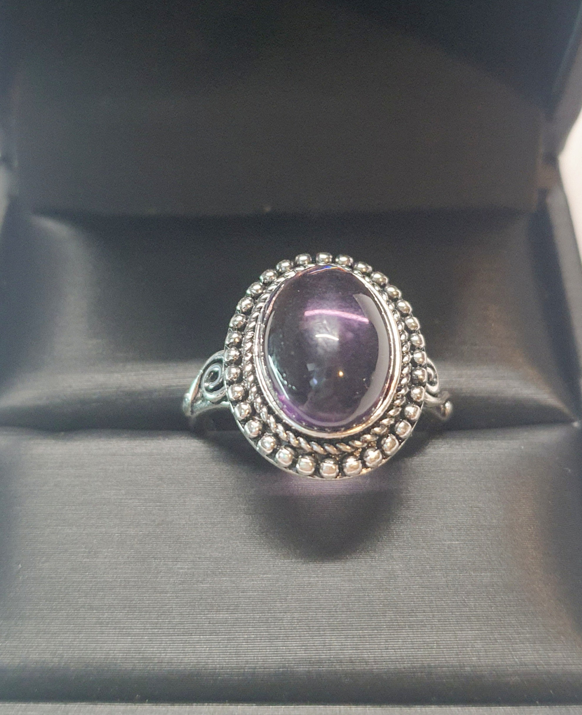 Srebrny pierścionek ze stali nierdzewnej z owalnym mleczno-liliowym kamieniem w stylu vintage boho romantycznym. Rozmiar 20 mm. stal chirurgiczna, stal nierdzewna, wodoodporne, hipoalergiczne, jakość premium, RougeBizu.