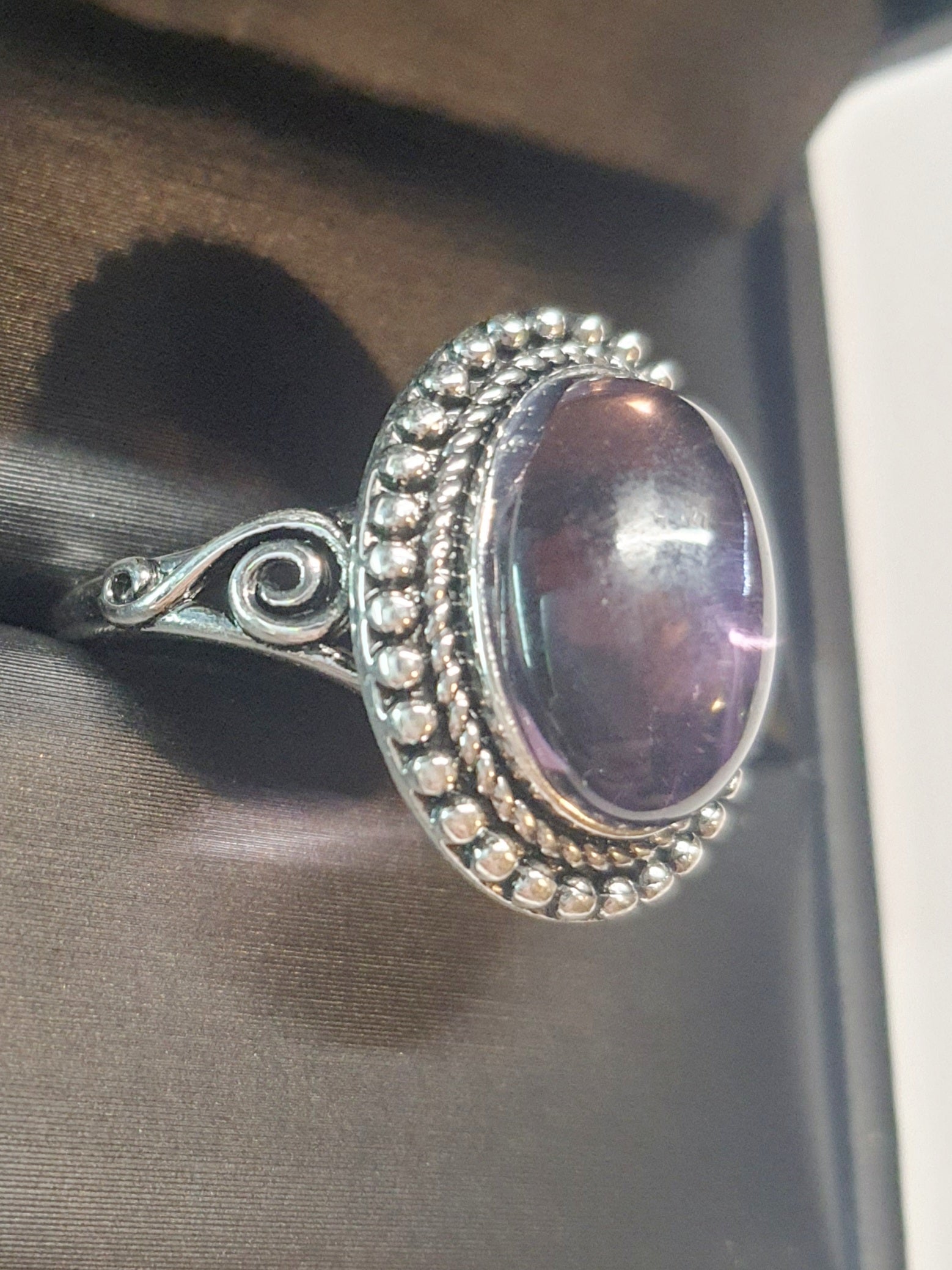 Srebrny pierścionek ze stali nierdzewnej z owalnym mleczno-liliowym kamieniem w stylu vintage boho romantycznym. Rozmiar 20 mm. stal chirurgiczna, stal nierdzewna, wodoodporne, hipoalergiczne, jakość premium, RougeBizu.