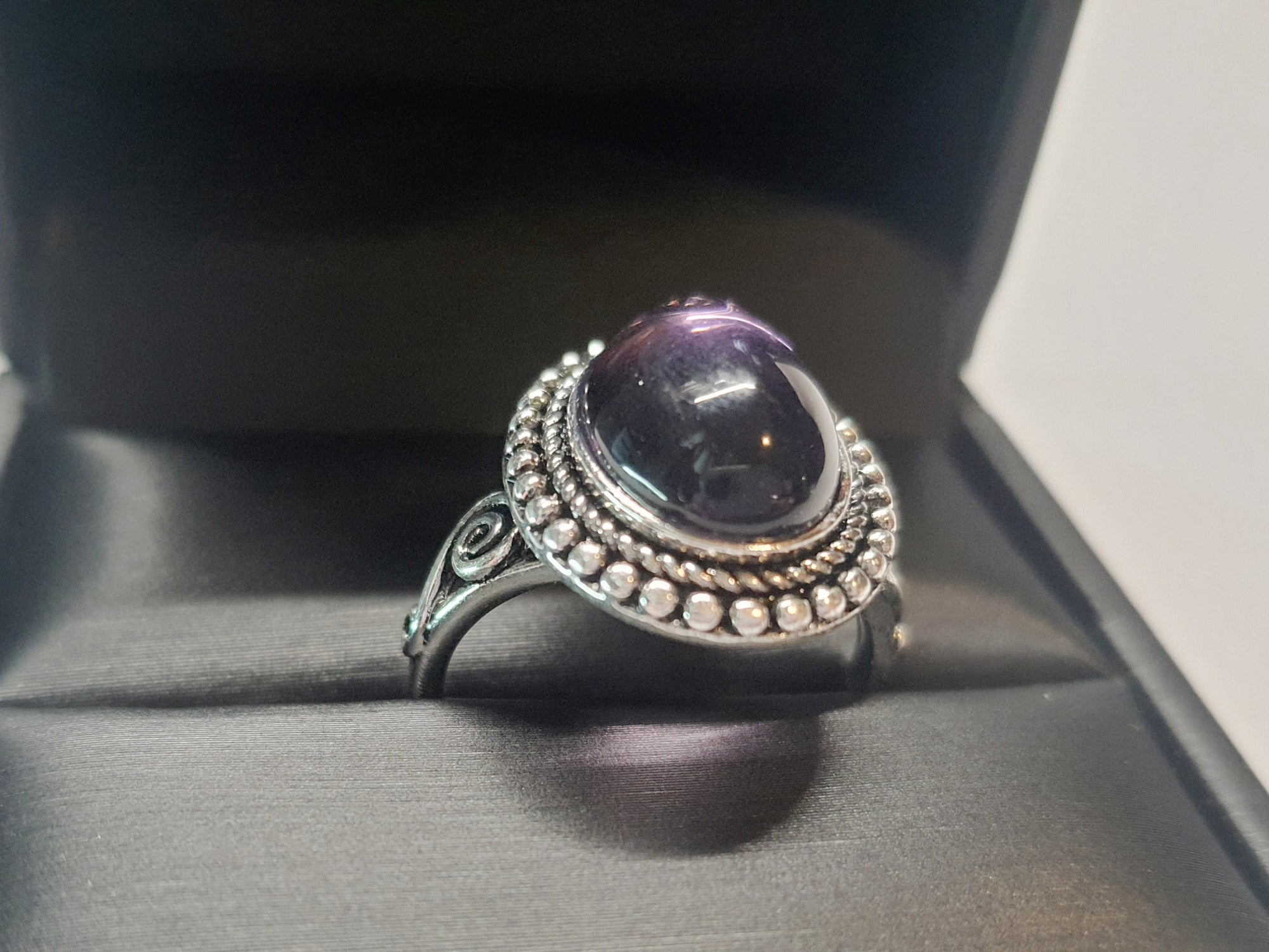 Srebrny pierścionek ze stali nierdzewnej z owalnym mleczno-liliowym kamieniem w stylu vintage boho romantycznym. Rozmiar 20 mm. stal chirurgiczna, stal nierdzewna, wodoodporne, hipoalergiczne, jakość premium, RougeBizu.