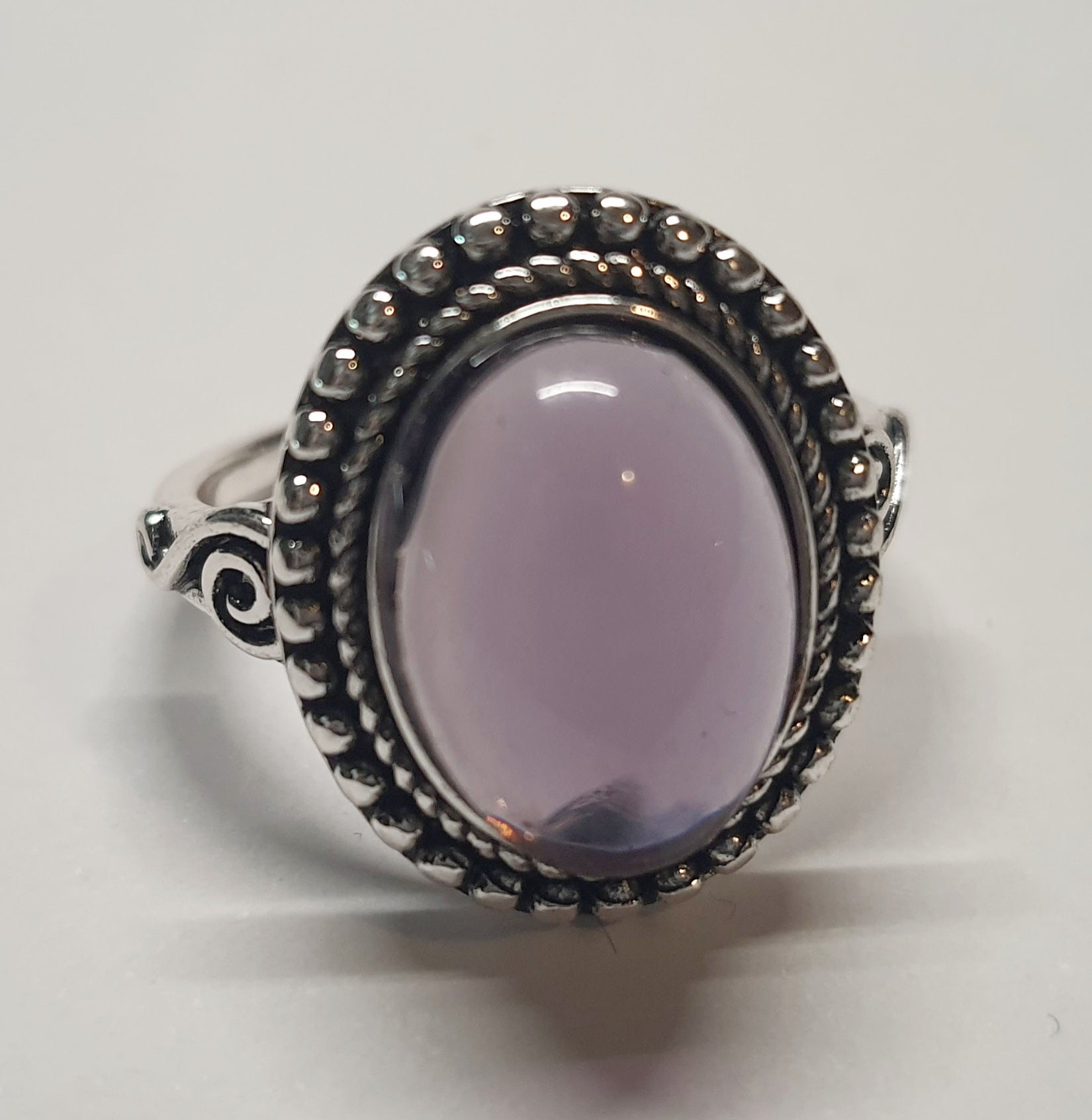 Srebrny pierścionek ze stali nierdzewnej z owalnym mleczno-liliowym kamieniem w stylu vintage boho romantycznym. Rozmiar 20 mm. stal chirurgiczna, stal nierdzewna, wodoodporne, hipoalergiczne, jakość premium, RougeBizu.