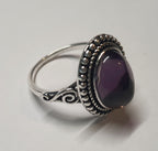 Srebrny pierścionek ze stali nierdzewnej z owalnym mleczno-liliowym kamieniem w stylu vintage boho romantycznym. Rozmiar 20 mm. stal chirurgiczna, stal nierdzewna, wodoodporne, hipoalergiczne, jakość premium, RougeBizu.